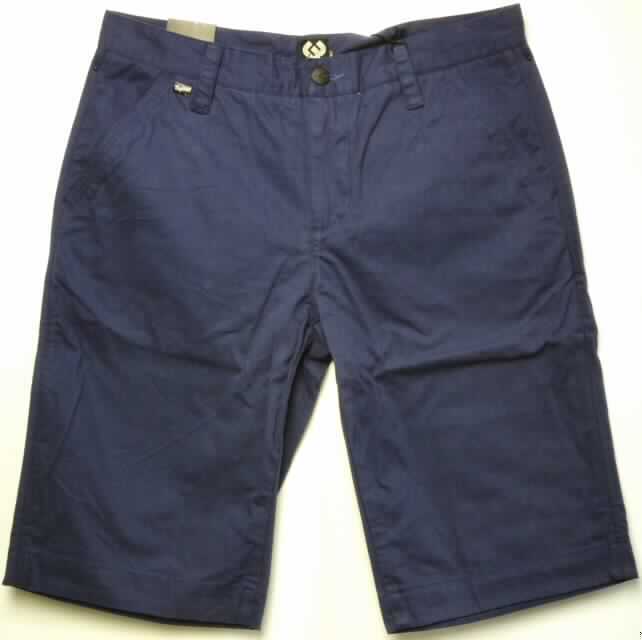 Kurze Hose, sog. Short Chief, Art.-Nr. RW 10510810, Größe 32, Foto siehe Anlage,
- aus 0,5 mm dicken, einfarbigen Geweben aus laut Antrag 100 % Baumwolle,
- in der Taille abschließend, mit einem angesetzten, 4 cm breiten Taillenbund mit Gürtelschlaufen,
- vorn mit einer Öffnung mit Reißverschluss, mit Patte und Knopfverschluss im Taillenbund von links über 
  rechts (Männerkleidung),
- vorn mit zwei schräg eingesetzten, offenen Eingriffstaschen,
- mit zwei eingesetzten Gesäßtaschen, eine davon mit Knopfverschluss,
- mit kurzen Hosenbeinen, die nicht die Knie bedecken (Seitenlänge: 58 cm),
- an den Beinabschlüssen durch Umschlagen und Festnähen gesäumt.

"Kurze Hose, aus Geweben, für Männer, aus Baumwolle"