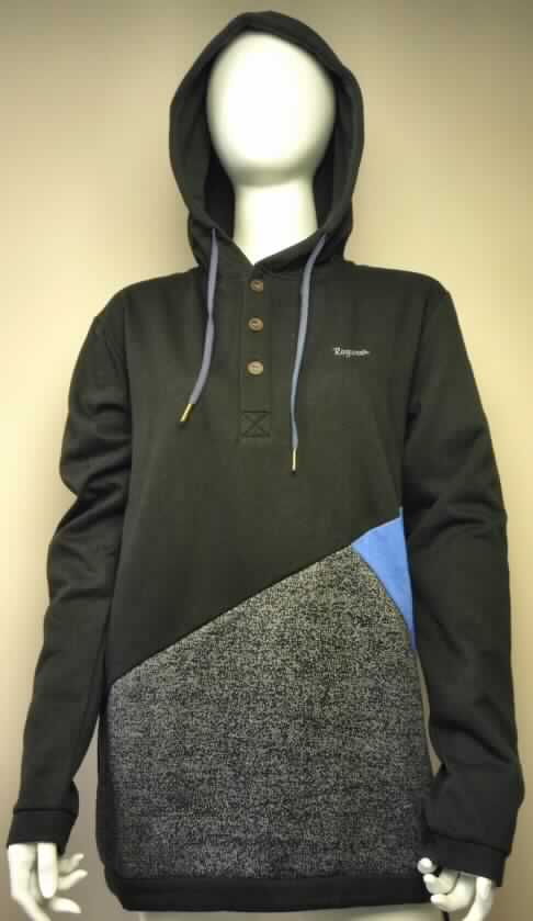 Pullover, sog. Sweatshirt Shadow, Art. Nr.: RW10510503, Größe M, Foto siehe Anlage,
- aus verschiedenen 1,0 mm und 0,7 mm dicken, melierten und einfarbigen, einseitig (innen) gerauten Gewirken
  aus laut Antrag 55 % Baumwolle und 45 % Polyester (synthetische Chemiefasern),
- bis über die Taille reichend (Rückenlänge: 73 cm),
- mit einer angesetzten, doppelt gearbeiteten Kapuze mit Tunnelzug,
- vorn mit einer nicht durchgehenden, etwa 17 cm langen Öffnung mit Knopfverschluss von links
  über rechts (Männerkleidung),
- mit langen Ärmeln, an den Ärmelenden mit angesetzten, leicht verengenden Bündchen,
- am unteren Rand mit einem Kordelzug zu verengen.

" Pullover aus Gewirken, aus Baumwolle, kein Unterziehpulli, für Männer"