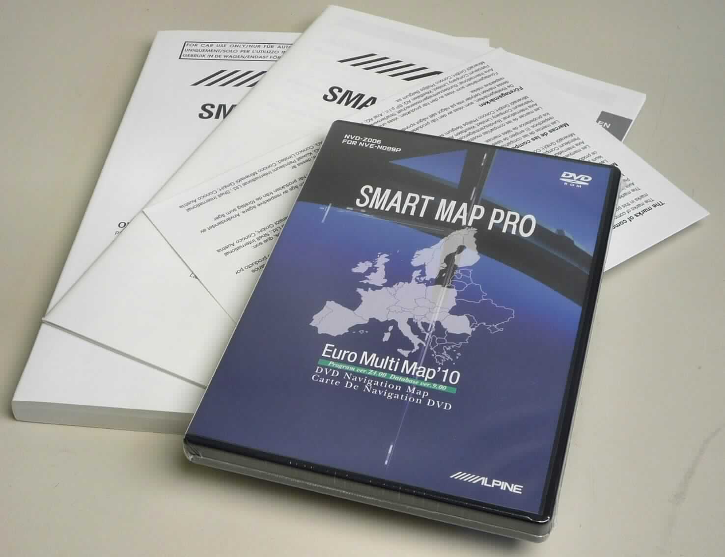 Es handelt sich bei der Ware "Navigationssoftware (SMART MAP PRO - Euro Multi Map `10)" um eine Warenzusammenstellung, bestehend aus zwei Handbüchern (Bedienungsanleitungen) und zwei optischen Aufzeichnungsträgern in Form von DVD-ROM mit Aufzeichnung (charakterbestimmend) in einem zum dauernden Gebrauch geeigneten Behältnis (DVD-Kunststoffhülle). 

Die beiden bespielten DVD-ROM (Navigation Map - East Disc / West Disc) enthalten jeweils ein Navigationssoftware-Programm (Aktualisierungs-Discs) zur Verwendung in einem Auto-Navigations-System. Auf den Discs befinden sich Programmdateien (Navigationsdaten, Kartenaktualisierungen usw.) und eine Media-Datei (Bild- und / oder Tonwiedergabe). 
Beim Abspielen des Navigationsprogramms werden Bilder in Form einer Straßenkarte und Töne in Form von Fahranweisungen (Ton- und/oder Bildwiedergabe) wiedergegeben.

Sämtliche Bestandteile der Warenzusammenstellung sind in einer gemeinsamen Verkaufsumschließung (bedruckter Pappkarton) verpackt. 

Das Erzeugnis ist als "Platte ("disc"), optischer Aufzeichnungsträger mit Aufzeichnung, für Laserabnehmersysteme, andere als von den Unterpositionen (KN) 8523 4925 bis 
8423 4945 erfasst, Digital versatile discs (DVD)" einzureihen.

Anlage: 1 Abbildung