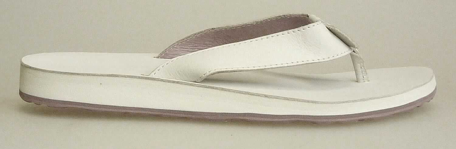 Zehenstegsandalen (lt. Antrag: "TEVA - 8972 - Classic Flip Leather W's", Foto siehe Anlage) 
- mit Laufsohlen aus (lt. Antrag) Kunststoff; ohne Hauptsohle aus Holz,
- mit zehenfreiem Oberteil (nicht geschlossenes Blatt) aus Leder,
- ohne Metallschutz in der Vorderkappe, 
- nicht den Knöchel bedeckend, 
- mit einer größten Höhe des Absatzes und der Sohle von weniger als 3 cm,
- mit einer Länge der Innensohle von 24 cm oder mehr, 
- für Frauen (u. a. schlanker Schnitt)

"Schuhe mit Laufsohlen aus Kunststoff und Oberteil aus Leder, andere als in den 
 UPos. 6403 1200 bis 6403 9931 genannt, für Frauen"