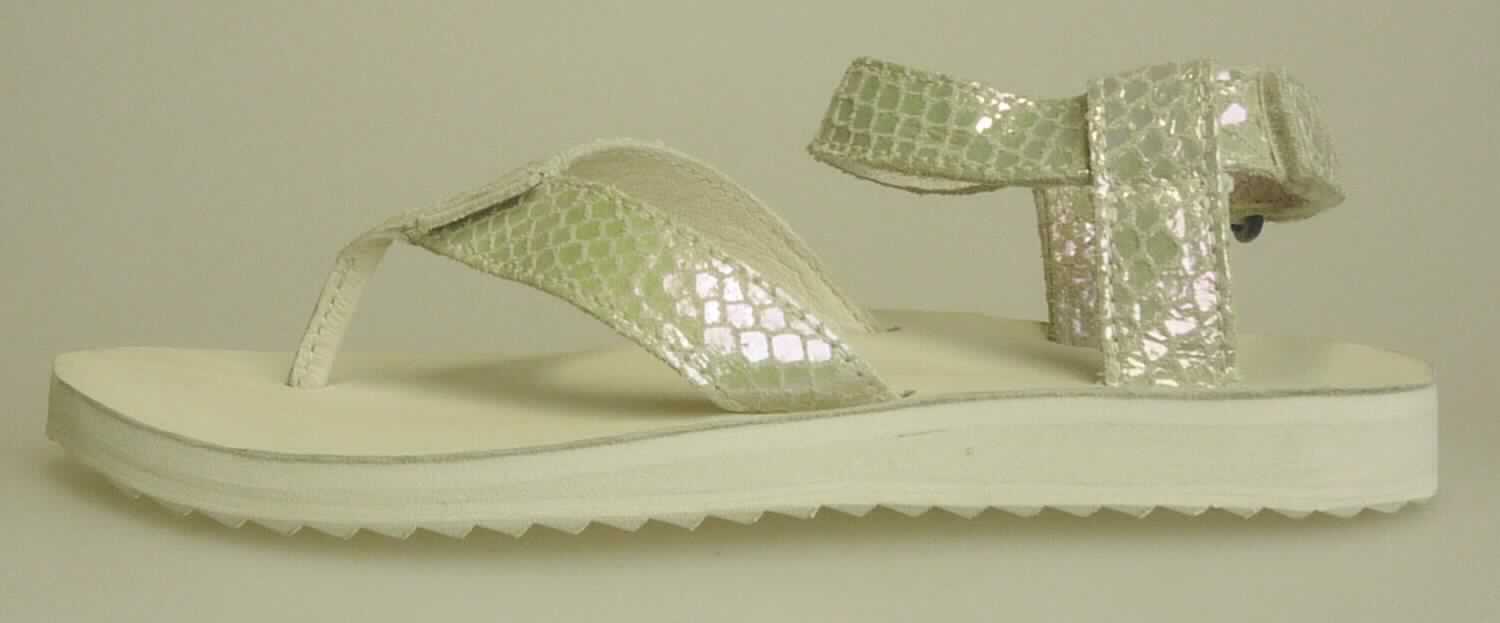 Zehenstegsandalen (lt. Antrag: "TEVA - 8981 - Original Sandal Iridescent W's)", Foto siehe Anlage) 
- mit Laufsohlen aus (lt. Antrag) Kunststoff; ohne Hauptsohle aus Holz,
- mit zehenfreiem Oberteil (nicht geschlossenes Blatt) aus Leder (musterbildend mit Kunststoff bedruckt,
  um ein Reptilleder nachzuahmen),
- mit Klettverschluss,
- ohne Metallschutz in der Vorderkappe, 
- nicht den Knöchel bedeckend, 
- mit einer größten Höhe des Absatzes und der Sohle von weniger als 3 cm,
- mit einer Länge der Innensohle von 24 cm oder mehr, 
- für Frauen (u. a. schlanker Schnitt)

"Schuhe mit Laufsohlen aus Kunststoff und Oberteil aus Leder, andere als in den 
 UPos. 6403 1200 bis 6403 9931 genannt, für Frauen"