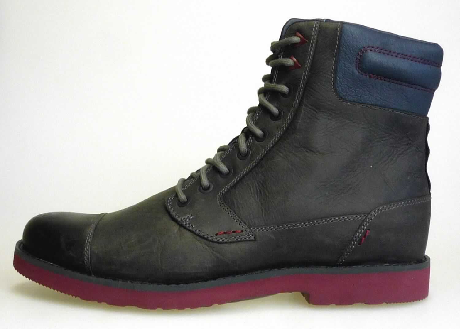 Freizeitstiefel (lt. Antrag: "TEVA - 8849 - Mason Tall M's), Foto siehe Anlage)
- mit Laufsohlen aus (lt. Antrag) Kunststoff; ohne Hauptsohle aus Holz,
- mit Oberteil (geschlossenes Blatt) aus Leder,
- auf das Oberteil ist im hinteren Bereich ein Stück aus Spinnstoff als Verstärkungsteil aufgesetzt,
- vorn mit Schnürsenkelverschluss und seitich mit Reißverschluss,
- ohne Metallschutz in der Vorderkappe,
- den Knöchel, jedoch nicht die Wade bedeckend,
- mit einer Länge der Innensohle von mehr als 24 cm,
- für Männer (u. a. weiter Schnitt)

"Schuhe mit Laufsohlen aus Kunststoff und Oberteil aus Leder, andere als in den UPos. 6403 1200 bis 
 6403 9111 genannt, für Männer"