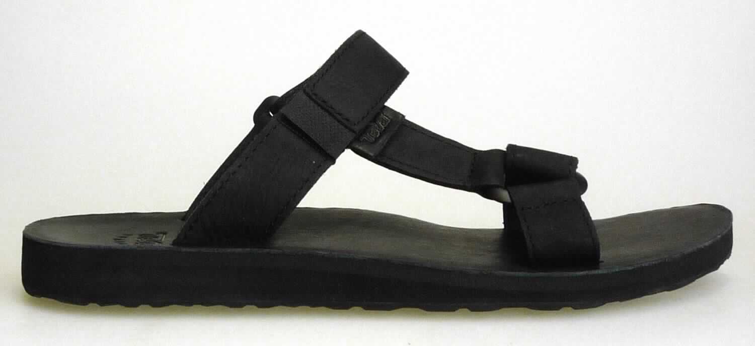 Freizeitsandalen (lt. Antrag: "TEVA - 8886 - Universal Slide Leather M's", Foto siehe Anlage)
- mit Laufsohlen aus (lt. Antrag) Kunststoff; ohne Hauptsohle aus Holz,
- mit zehenfreiem Oberteil (nicht geschlossenes Blatt) aus Leder,
- mit Klettverschluss,
- ohne Metallschutz in der Vorderkappe,
- nicht den Knöchel bedeckend, 
- mit einer größten Höhe des Absatzes und der Sohle von weniger als 3 cm, 
- mit einer Länge der Innensohle von mehr als 24 cm, 
- für Männer (u. a. weiter Schnitt)

"Schuhe mit Laufsohlen aus Kunststoff und Oberteil aus Leder, andere als in den 
 UPos. 6403 1200 bis 6403 9931 genannt, für Männer"