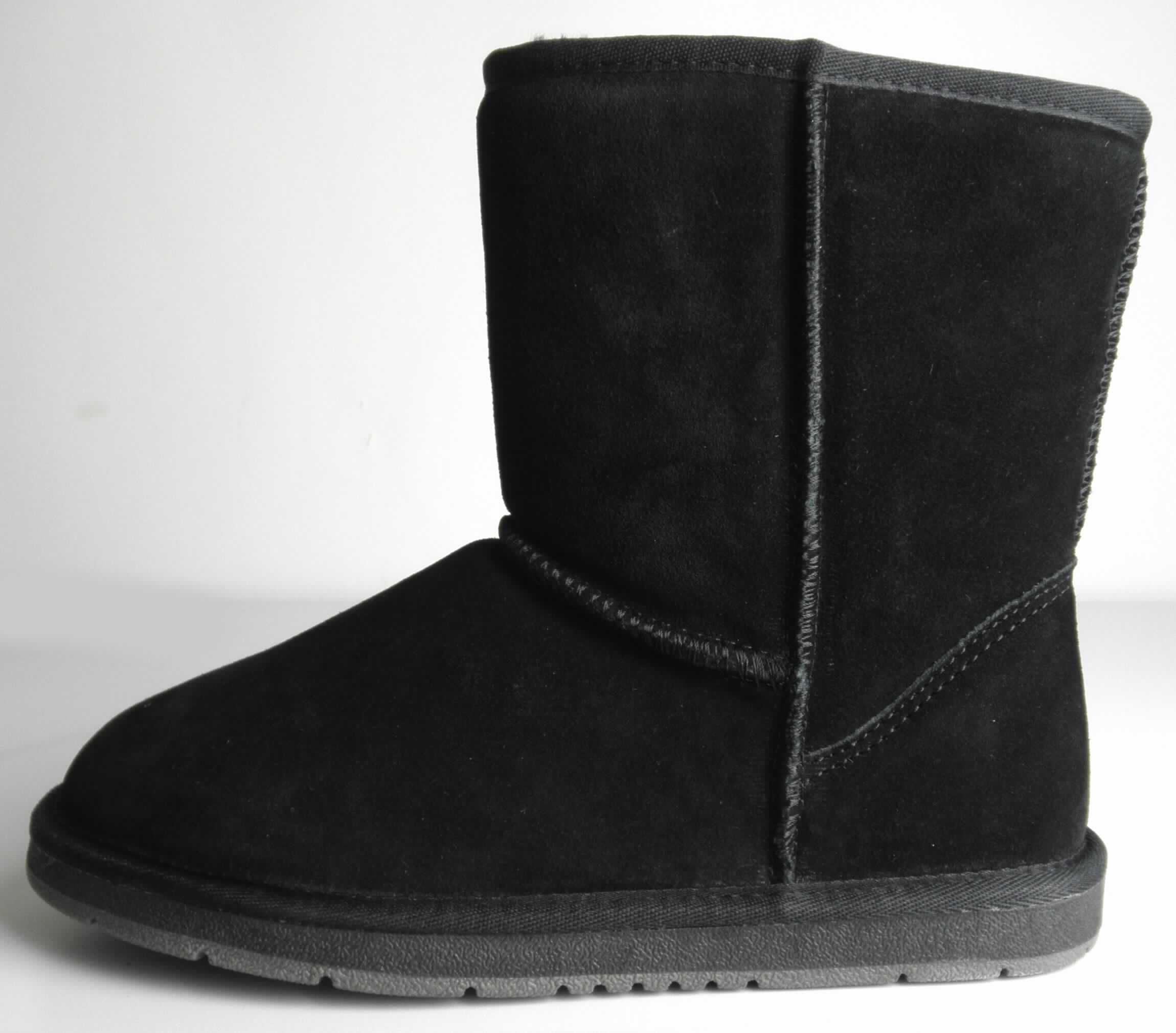 Freizeitstiefel (lt. Antrag: "Damen Lammfellboots schwarz, Art. 384233 (Modell 2017)", Foto siehe Anlage)
- mit Laufsohlen aus (lt. Antrag) Kautschuk; ohne Hauptsohle aus Holz,
- mit Oberteil aus Leder,
- mit einer Randeinfassung aus Spinnstoff verstärkt,
- mit dickem, wärmendem Innenfutter,
- ohne Metallschutz in der Vorderkappe,
- den Knöchel, jedoch nicht die Wade bedeckend,
- mit einer Länge der Innensohle von mehr als 24 cm,
- nicht als Männer- oder Frauenschuhe erkennbar

"Schuhe mit Laufsohlen aus Kautschuk und Oberteil aus Leder, andere als in den UPos. 6403 1200 
 bis 6403 9111 genannt, nicht als Männer- oder Frauenschuhe erkennbar"