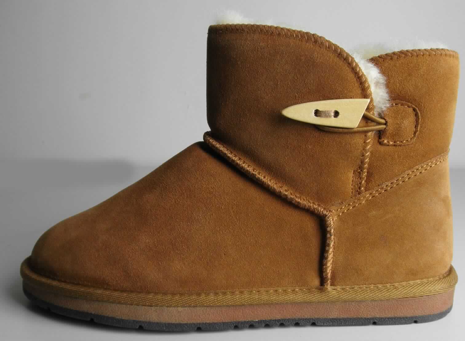 Freizeitstiefel (lt. Antrag: "Damen Lammfellboots chestnut, Art. 384233 (Modell 2017)", Foto siehe Anlage)
- mit Laufsohlen aus (lt. Antrag) Kautschuk; ohne Hauptsohle aus Holz,
- mit Oberteil aus Leder,
- mit dickem, wärmendem Innenfutter,
- seitlich mit Knebelverschluss,
- ohne Metallschutz in der Vorderkappe,
- den Knöchel, jedoch nicht die Wade bedeckend,
- mit einer Länge der Innensohle von mehr als 24 cm,
- nicht als Männer- oder Frauenschuhe erkennbar

"Schuhe mit Laufsohlen aus Kautschuk und Oberteil aus Leder, andere als in den UPos. 6403 1200 
 bis 6403 9111 genannt, nicht als Männer- oder Frauenschuhe erkennbar"
