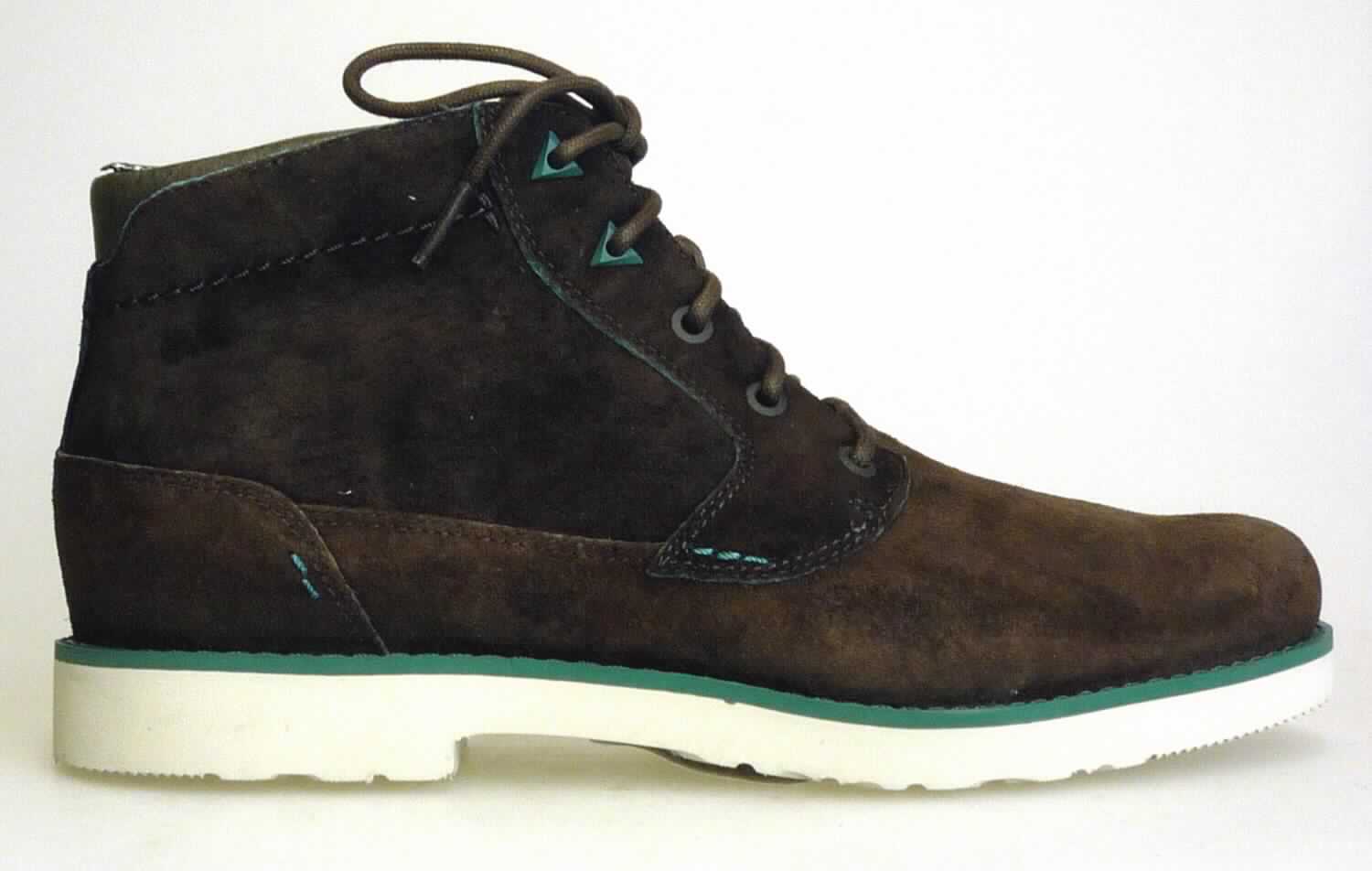 Freizeitstiefel (lt. Antrag: "TEVA - 8843 - Mason Suede M's"; Foto siehe Anlage)
- mit Laufsohlen aus (lt. Antrag) Kunststoff, ohne Hauptsohle aus Holz,
- mit Oberteil (geschlossenes Blatt) aus Leder,
- auf das Oberteil ist im hinteren Bereich ein Stück aus Spinnstoff als Verstärkungsteil aufgesetzt,
- mit Schnürsenkelverschluss, 
- ohne Metallschutz in der Vorderkappe,
- den Knöchel, jedoch nicht die Wade bedeckend,
- mit einer Länge der Innensohle von mehr als 24 cm,
- für Männer (u. a. weiter Schnitt)

"Schuhe mit Laufsohlen aus Kunststoff und Oberteil aus Leder, andere als in den UPos.
 6403 1200 bis 6403 9111 genannt, für Männer"