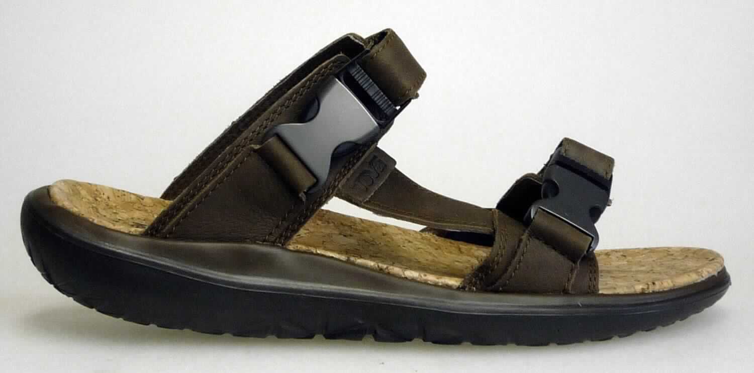 Freizeitsandalen (lt. Antrag: "TEVA - 8900 - Terra Float Slide Lux M's", Foto siehe Anlage)
- mit Laufsohlen aus (lt. Antrag) Kunststoff; ohne Hauptsohle aus Holz,
- mit zehenfreiem Oberteil (nicht geschlossenes Blatt) aus Leder (den größten Teil der 
  Außenfläche bildend) und Spinnstoff,
- auf das Oberteil sind Stücke aus Leder und Spinnstoff als Verstärkungsteile aufgesetzt,
- mit Klett- und Clipverschluss,
- ohne Metallschutz in der Vorderkappe,
- nicht den Knöchel bedeckend,
- mit einer größten Höhe des Absatzes und der Sohle von weniger als 3 cm, 
- mit einer Länge der Innensohle von mehr als 24 cm,
- für Männer (u. a. weiter Schnitt)

"Schuhe mit Laufsohlen aus Kunststoff und Oberteil aus Leder, andere als in den 
 UPos. 6403 1200 bis 6403 9931 genannt, für Männer"