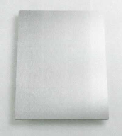 Aluminiumverbundplatte

Bei der Ware handelt es sich um rechteckige Platten, bestehend aus einem Kern aus Kunststoff (Polyethylen), der beidseitig mit Blechen (Dicke: 0,3 mm) aus einer Aluminiumlegierung verklebt ist. Die Aluminiumbleche sind oberflächlich gebürstet und bestimmen den Charakter der aus verschiedenen Bestandteilen bestehenden Ware.
Die Erzeugnisse werden als Einlegeboden in Flugzeugtrolleys verwendet.
Angegebene Abmessungen (Höhe/Breite/Tiefe): ca. 0,3 cm / 27,2 cm / 37,0 cm bzw. ca. 0,3 cm / 27,8 cm / 39,0 cm.

Die Waren sind als "rechteckige Bleche, aus einer Aluminiumlegierung, mit einer Dicke von mehr als 0,2 mm, aber weniger als 3 mm, andere" in die Codenummer 7606 1292 90 0 des Zolltarifs einzureihen.