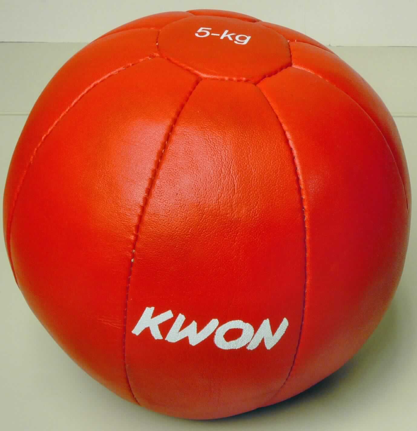 Ausrüstungsgegenstand für die körperliche Ertüchtigung in Form eines sog. Medizinballs mit einem Durchmesser von ca. 28 cm, lt. Antragsangaben mit einer Außenseite aus rot gefärbten, zusammengenähten Ledersegmenten und einer Füllung aus festen Stoffen (nicht aufblasbar). Die Ware hat ein Gewicht von 5 kg und ist auf der Außenseite zweifach mit einem Firmenlogo (Kwon) bedruckt.