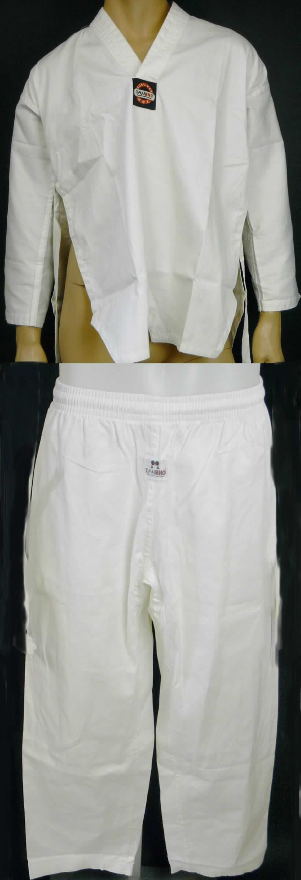 Oberteil, lange Hose und Bindegürtel, sog. TKD Anzug Kukkiwon, Art. weiß 339021, in den Größen 120 bis 210, Fotos siehe Anlage,
- als dreiteilige Zusammenstellung gemeinsam für den Einzelverkauf aufgemacht,
- Oberteil und Hose bestehen aus den gleichen, etwa 0,4 mm dicken, einfarbigen (weißen) Geweben
  aus laut Antrag 100 % Baumwolle,
- die Hose und das Oberteil sind vorn mit einem aufgenähten Etikett, der linke Ärmel mit einem Stickereimotiv 
  verziert; keine der Verzierungen wiederholt sich auf dem jeweils anderen Teil; somit bilden das Oberteil und 
  die Hose keine Kombination im Sinne der Anmerkung 3 b) zu Kapitel 62,
- aufgrund der Ausstattung des Oberteils (u. a. fehlende verengende Abschlüsse an den Ärmelenden) auch
  kein Trainingsanzug,
- getrennte Einreihung aller Bestandteile der Zusammenstellung, da das Oberteil und die Hose weder eine
  Kombination noch einen Trainingsanzug bilden und somit nicht zusammen in eine Position eingereiht werden
  dürfen,
- lange Hose, in Größe 160 (Erwachsenengröße):
-- in der Taille abschließend; mit einem etwa 3,5 cm breiten, elastischen Taillenbund,
-- vorn unterhalb der Taille mit einem aufgenähten Etikett,
-- ohne Öffnung und ohne Verschluss,
-- ohne Hinweise auf den Trägerkreis (unisex),
-- mit erweiterndem Einsatz im Schritt und den Beininnenseiten,
-- mit knöchellangen Hosenbeinen,
-- an den Beinabschlüssen umgeschlagen und mit mehreren Steppnähten gesäumt,
-- u. a. aufgrund des Verwendungszwecks (Taekwondo-Kampfsport) keine Arbeitskleidung.

"Lange Hose, aus Geweben, für Frauen, aus Baumwolle, andere als solche der  
 Unterpositionen 6204 6211 bis 6204 6233, nicht nach dem Batik-Verfahren handbedruckt"