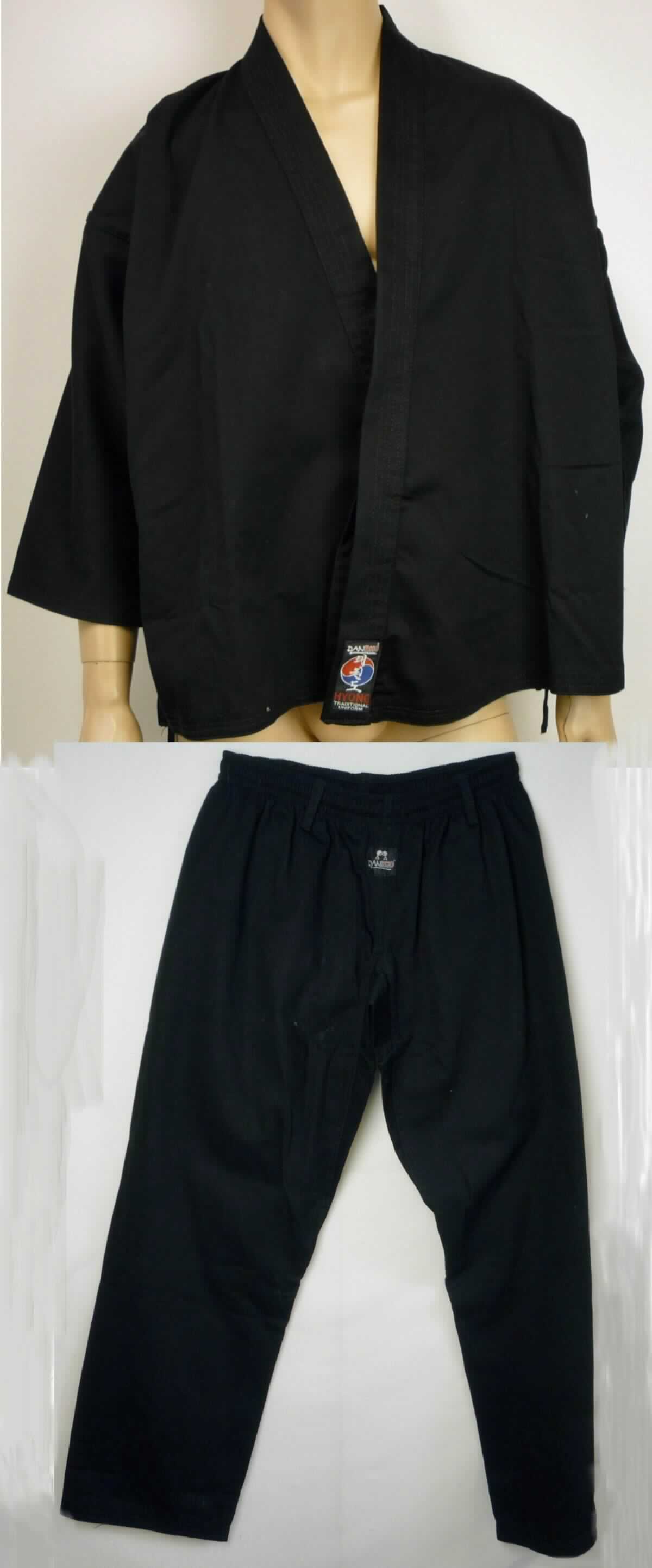 Jacke, lange Hose und Bindegürtel, sog. TKD Anzug HYONG, Art. schwarz 339024, in den Größen 130 bis 200, Fotos siehe Anlage,
- als dreiteilige Zusammenstellung gemeinsam für den Einzelverkauf aufgemacht,
- Jacke und Hose bestehen aus den gleichen, etwa 0,6 mm dicken, einfarbigen (schwarzen) Geweben
  aus laut Antrag 100 % Baumwolle,
- die Hose und die Jacke sind vorn mit einem aufgenähten Etikett, der linke Ärmel mit einem Stickereimotiv 
  verziert; keine der Verzierungen wiederholt sich auf dem jeweils anderen Teil; somit bilden die Jacke und 
  die Hose keine Kombination im Sinne der Anmerkung 3 b) zu Kapitel 62,
- aufgrund der Ausstattung der Jacke (u. a. fehlende verengende Abschlüsse an den Ärmelenden) auch
  kein Trainingsanzug,
- getrennte Einreihung aller Bestandteile der Zusammenstellung, da die Jacke und die Hose weder eine
  Kombination noch einen Trainingsanzug bilden und somit nicht zusammen in eine Position eingereiht werden
  dürfen,
- lange Hose, in Größe 160 (Erwachsenengröße):
-- in der Taille abschließend; mit einem etwa 3,5 cm breiten, elastischen Taillenbund und vier angenähten 
   Gürtelschlaufen,
-- vorn unterhalb der Taille mit einem aufgenähten Etikett,
-- ohne Öffnung und ohne Verschluss,
-- ohne Hinweise auf den Trägerkreis (unisex),
-- mit erweiterndem Einsatz im Schritt und den Beininnenseiten,
-- mit knöchellangen Hosenbeinen,
-- an den Beinabschlüssen umgeschlagen und mit mehreren Steppnähten gesäumt,
-- u. a. aufgrund des Verwendungszwecks (Kampfsport) keine Arbeitskleidung.

"Lange Hose, aus Geweben, für Frauen, aus Baumwolle, andere als solche der  
 Unterpositionen 6204 6211 bis 6204 6233, nicht nach dem Batik-Verfahren handbedruckt"