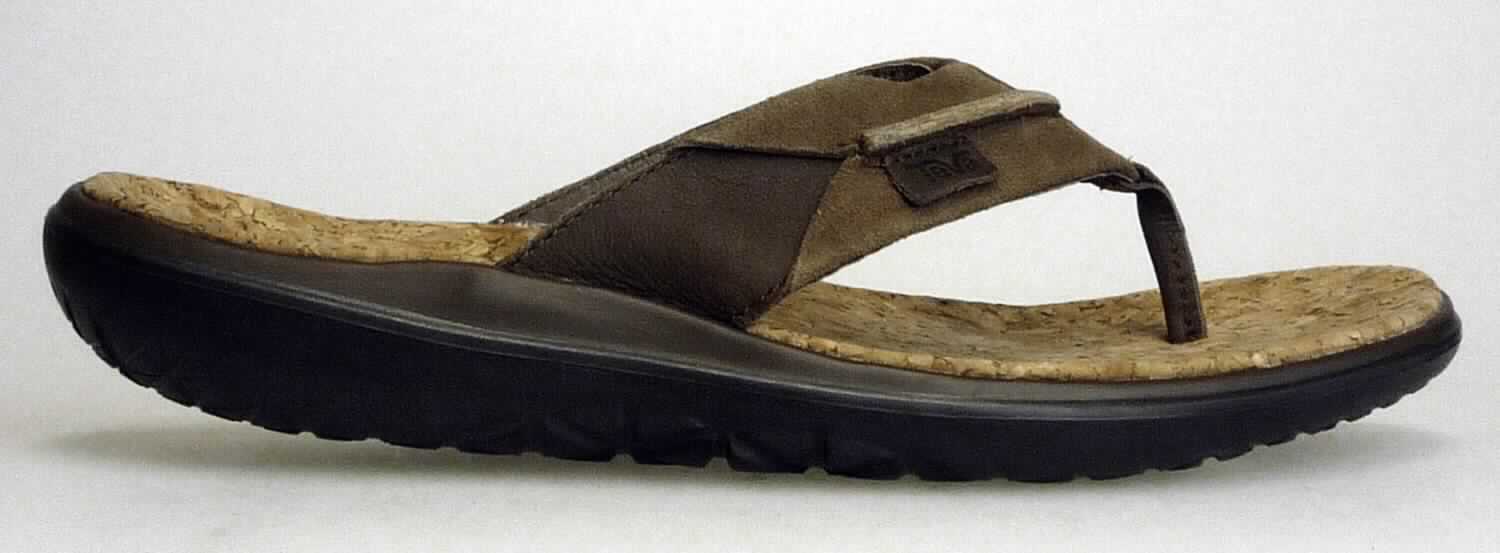 Zehenstegsandalen (lt. Antrag: "TEVA - 8882 - Terra Float Flip Lux M's", Foto siehe Anlage)
- mit Laufsohlen aus (lt. Antrag) Kunststoff; ohne Hauptsohle aus Holz,
- mit zehenfreiem Oberteil (nicht geschlossenes Blatt) aus Leder,
- ohne Metallschutz in der Vorderkappe,
- nicht den Knöchel bedeckend,
- mit einer größten Höhe des Absatzes und der Sohle von weniger als 3 cm, 
- mit einer Länge der Innensohle von mehr als 24 cm,
- für Männer (u. a. weiter Schnitt)

"Schuhe mit Laufsohlen aus Kunststoff und Oberteil aus Leder, andere als in den 
 UPos. 6403 1200 bis 6403 9931 genannt, für Männer"