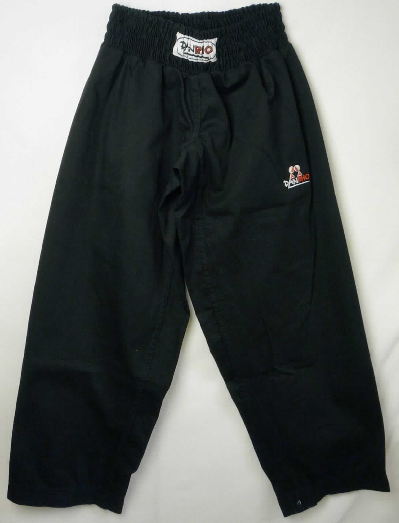 Lange Hose, sog. Universalhose, Art. 339142, in den Größen 150 - 210 (veranschaulicht durch ein Warenmuster in Größe 160, Erwachsenengröße), Foto siehe Anlage,
- aus ca. 0,5 mm dicken, einfarbigen Geweben aus laut Antrag 100 % Baumwolle,
- in der Taille abschließend; mit einem elastischen Taillenbund,
- ohne Öffnung und ohne Verschluss,
- ohne Hinweis auf den Trägerkreis (unisex),
- mit erweiterndem Einsatz im Schritt und den Beininnenseiten,
- mit knöchellangen Hosenbeinen,
- an den Beinabschlüssen umgeschlagen und mit mehreren Steppnähten gesäumt,
- u. a. aufgrund des Verwendungszwecks (Kampfsporthose) keine Arbeitskleidung.

"Lange Hose, aus Geweben, für Frauen, aus Baumwolle, andere als solche der  
 Unterpositionen 6204 6211 bis 6204 6233, nicht nach dem Batik-Verfahren handbedruckt"
