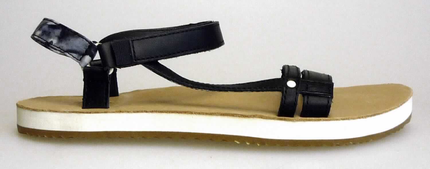 Freizeitsandalen (lt. Antrag: "TEVA - 8953 - Slim Universal W's", Foto siehe Anlage) 
- mit Laufsohlen aus (lt. Antrag) Kunststoff; ohne Hauptsohle aus Holz,
- mit zehenfreiem Oberteil (nicht geschlossenes Blatt) aus Leder (den größten Teil der Außenfläche bildend)
  und Spinnstoff,
- seitlich mit Klettverschluss,
- ohne Metallschutz in der Vorderkappe, 
- nicht den Knöchel bedeckend, 
- mit einer größten Höhe des Absatzes und der Sohle von weniger als 3 cm, 
- mit einer Länge der Innensohle von mehr als 24 cm, 
- für Frauen (u. a. schlanker Schnitt)

"Schuhe mit Laufsohlen aus Kunststoff und Oberteil aus Leder, andere als in den UPos. 6403 1200 bis 6403 9931 
 genannt, für Frauen"