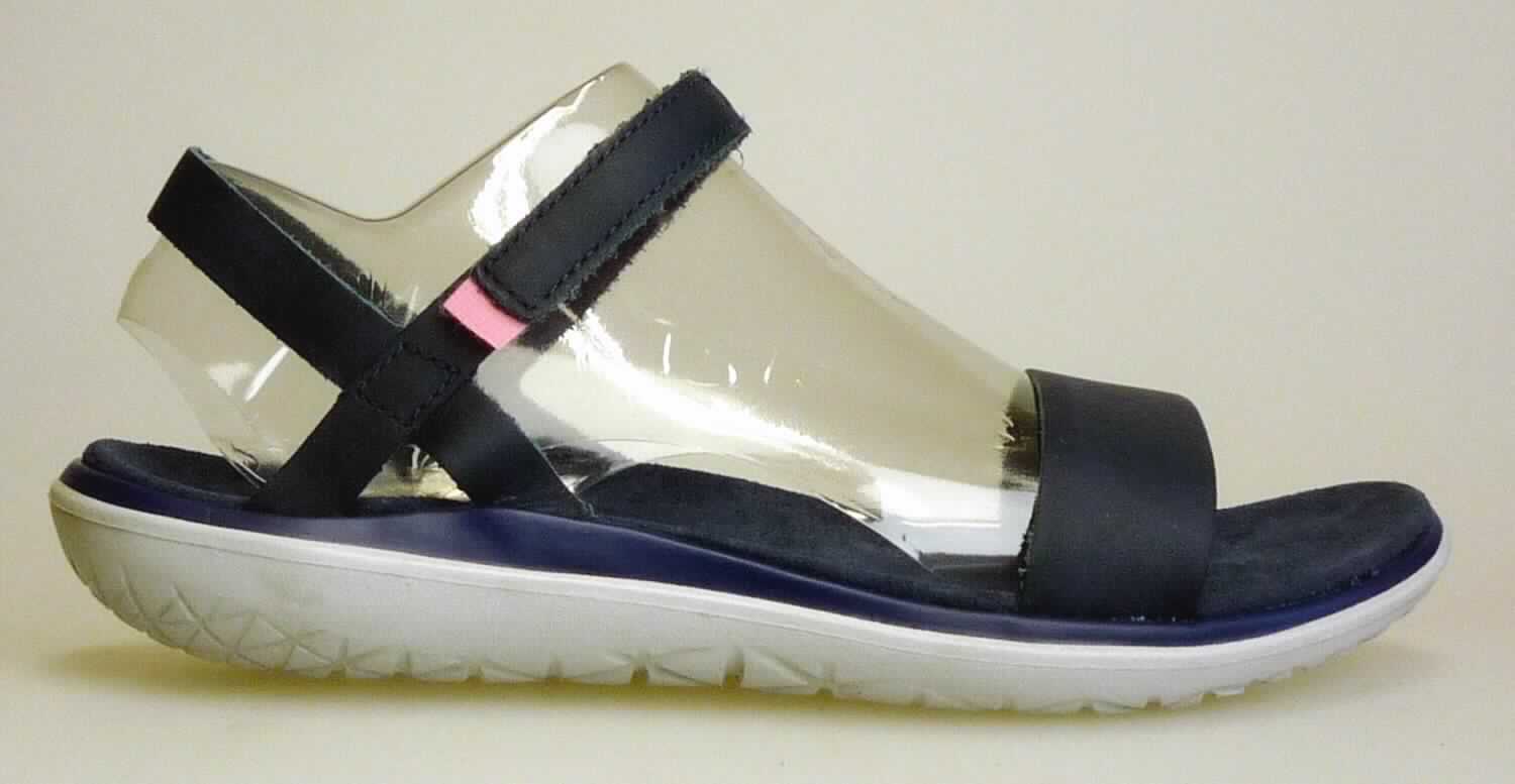 Freizeitsandalen (lt. Antrag: "TEVA - 9007 - Terra Float Nova Lux W's", Foto siehe Anlage) 
- mit Laufsohlen aus (lt. Antrag) Kunststoff; ohne Hauptsohle aus Holz,
- mit zehenfreiem Oberteil (nicht geschlossenes Blatt) aus Leder,
- seitlich mit Klettverschluss,
- ohne Metallschutz in der Vorderkappe, 
- nicht den Knöchel bedeckend, 
- mit einer größten Höhe des Absatzes und der Sohle von weniger als 3 cm, 
- mit einer Länge der Innensohle von mehr als 24 cm, 
- für Frauen (u. a. schlanker Schnitt)

"Schuhe mit Laufsohlen aus Kunststoff und Oberteil aus Leder, andere als in den UPos. 6403 1200 bis 6403 9931 
 genannt, für Frauen"