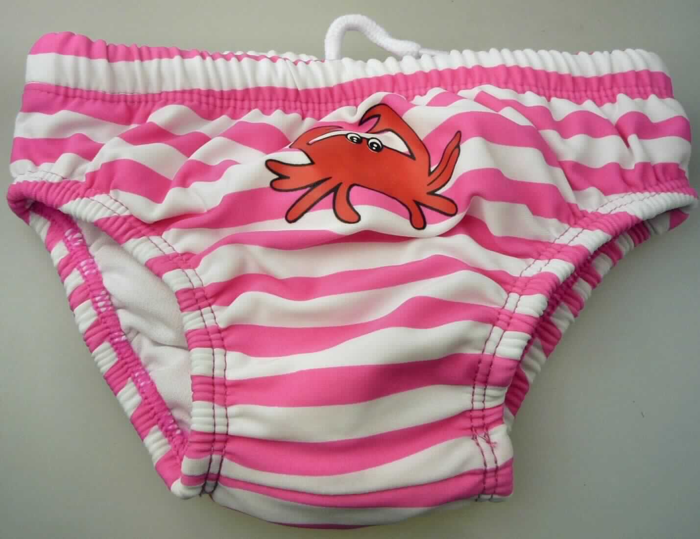 Kleidung für Kleinkinder, sog. Badehose, Größen 62/68 und 74/80, Foto siehe Anlage,
- dreilagig gearbeitet, mit
-- einer Außenlage aus etwa 0,5 mm dicken, bedruckten Gewirken aus laut Antrag 82% Polyamid und 18% 
   Elasthan (Elastomergarn, beides synthetische Chemiefasern),
-- einer Zwischenlage aus einem Gewebe aus laut Antrag 100% Polyester (synthetische Chemiefasern) und
-- einer Innenlage aus einem Gewirke aus laut Antrag 100% Polyester,
- in der Taille abschließend, mit einem etwa 1,5 cm breiten, elastischen Bund mit Kordelzug,
- vorn im Schrittbereich mit einem Motivaufdruck,
- mit hohen Beinausschnitten, mit eingenähten elastischen Bändern ausgestattet,
- aufgrund der Größen für Kinder unter 18 Monaten bestimmt, somit Kleidung für Kleinkinder.

"Kleidung, aus Gewirken, für Kleinkinder, aus synthetischen Chemiefasern"