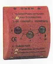 Sog. Steckdosen-Tester, im Wesentlichen bestehend aus einem quaderförmigen Gehäuse mit einem Schutzkontaktstecker, drei Leuchtdioden (rot, grün, orange) und einer Prüfelektronik (siehe Abbildung in der Anlage).
Das Gerät wird in Schutzkontaktsteckdosen (230 V, 50 Hz) gesteckt und überprüft ob die Phase, der Neutralleiter und der Schutzleiter richtig angeschlossen sind.
Die Ware wird als "elektronisches Gerät zum Messen oder Prüfen elektrischer Größen (Spannung), ohne Registriervorrichtung, nicht für zivile Luftfahrzeuge bestimmt, nicht von den Unterpositionen (HS) 9030 10 und 9030 32 erfasst" eingereiht.