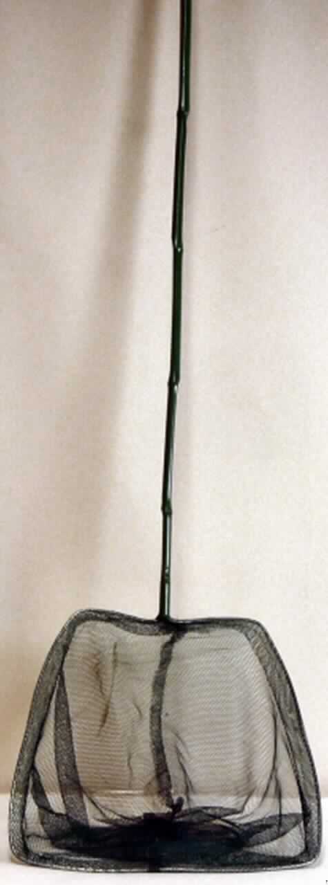 Der ca.150 cm lange Kescher besteht aus einem mit grüner Kunststofffolie verkleideten Bambusstab, an dessen Ende ein ca. 31 x 29 x 21,5 cm großer, trapezförmiger Metallrahmen angebracht ist. An dem Rahmen ist ein grünes Netz aus synthetischen Spinnstoffen befestigt.

Die Ware ist als "Handnetze zum Landen von Fischen, Schmetterlingsnetze und ähnliche Netze" einzureihen.