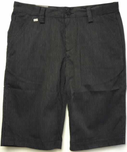 Kurze Hose, sog. Short Chief Stripes, Art.-Nr. RW 10510801, Größe 32, Foto siehe Anlage,
- aus 0,6 mm dicken, buntgewebten Geweben aus laut Antrag 65 % Polyester (synthetische Chemiefasern) und 
  35 % Baumwolle,
- in der Taille abschließend, mit einem angesetzten, 4 cm breiten Taillenbund mit Gürtelschlaufen,
- vorn mit einer Öffnung mit Reißverschluss, mit Patte und Knopfverschluss im Taillenbund von links über 
  rechts (Männerkleidung),
- vorn mit zwei schräg eingesetzten, offenen Eingriffstaschen,
- mit zwei eingesetzten Gesäßtaschen, eine davon mit Knopfverschluss,
- mit kurzen Hosenbeinen, die nicht die Knie bedecken (Seitenlänge: 58 cm),
- an den Beinabschlüssen durch Umschlagen und Festnähen gesäumt.

"Kurze Hose, aus Geweben, für Männer, aus synthetischen Chemiefasern"