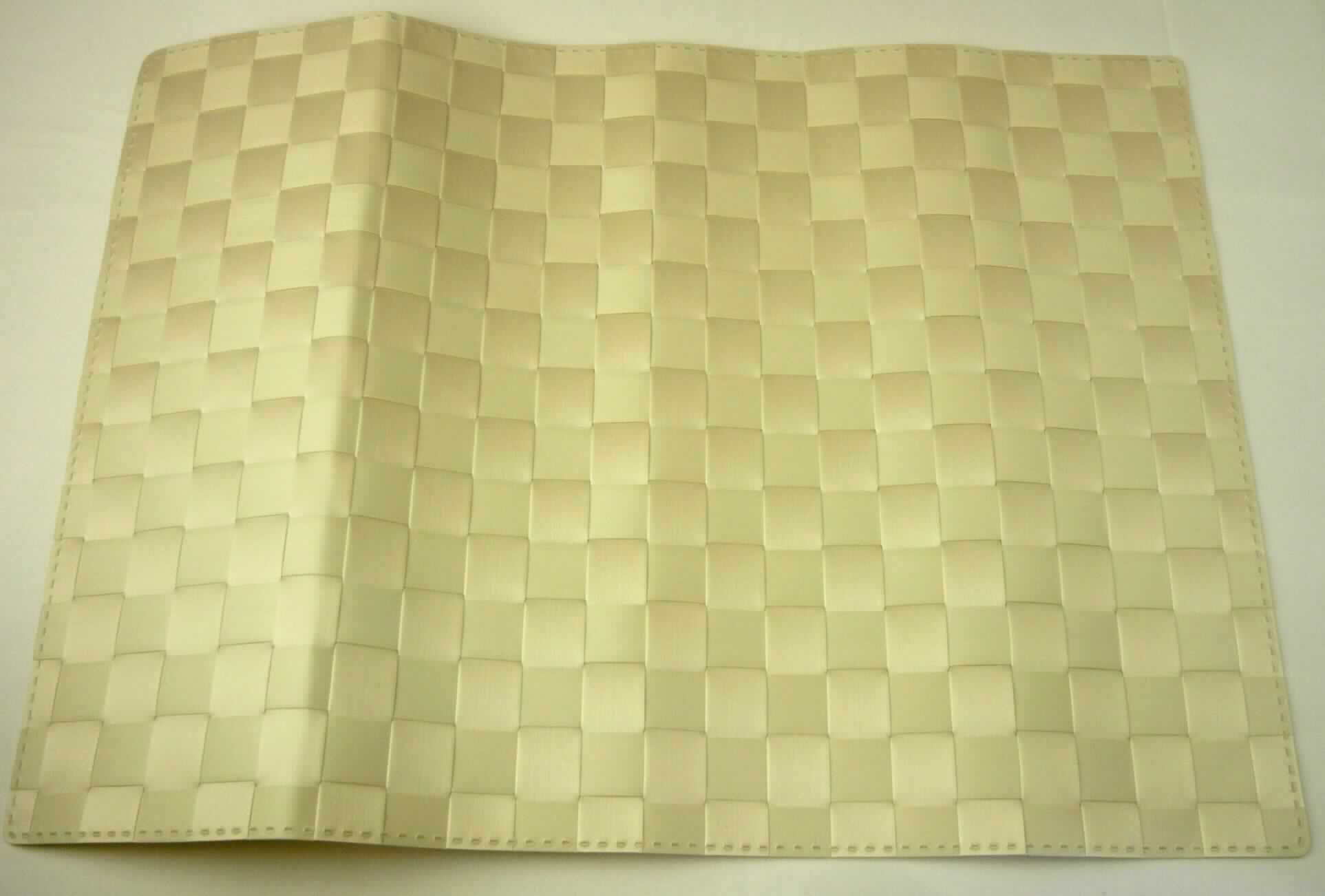 Nach den Angaben der Antragstellerin und der vorliegenden Warenprobe handelt es sich um ein ca. 33 x 46 cm großes, rechteckiges Platzset. Die Platzmatte besteht aus ca. 2,1 cm breiten, beigen Kunststoffstreifen (Flechtstoff im Sinne der Anmerkung 1 zu Kapitel 46), die in Flächenform miteinander verwebt sind.
Die Ware ist an den Rändern verklebt und mit einer lochartigen Prägung verziert sowie an den Ecken abgerundet zugeschnitten.

Zolltarifrechtlich handelt es sich um "Flechtstoffe, in Flächenform verwebt, nicht aus pflanzlichen Stoffen, keine Geflechte, nicht aus Geflechten oder ähnlichen Waren aus Flechtstoffen".
