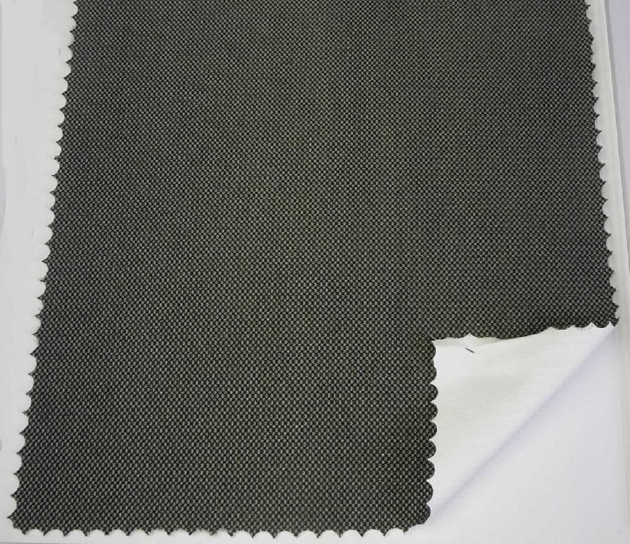 Kettengewirke, Foto siehe Anlage,
- als Meterware; laut Antrag mit einer Breite von 142 cm,
- lt. Untersuchungsergebnis:
-- aus drei mit ihrer ganzen Fläche aufeinander liegenden und so miteinander durch Kleben verbundenen Lagen:
--- mit einer Oberlage (Schauseite) aus buntgewirkten Kettengewirken aus synthetischen Chemiefasern (lt. Antrag: 
    Polyester); keine Elastomergarne oder Kautschukfäden enthaltend; nicht für Vorhänge und Gardinen; keine 
    Raschelspitze,
--- mit einer Zwischenlage aus einer Kunststofffolie (kein Zellkunststoff), die im Querschnitt mit dem bloßen Auge 
    nicht wahrnehmbar ist,
--- mit einer Innenlage aus weißen Kuliergewirken aus synthetischen Chemiefasern (lt. Antrag: Polyester),
- laut Antrag zur Verwendung als Obermaterial für Schuhe,
- insbesondere im Hinblick auf die Verwendung verleiht das die Schauseite bildende Kettengewirke der Ware ihren
  wesentlichen Charakter.

"Kettengewirke, anderes als solche der Positionen 6001 bis 6004, aus synthetischen Chemiefasern, buntgewirkt, 
 anderes als in den Unterpositionen 6005 3310 und 6005 3350 genannte"