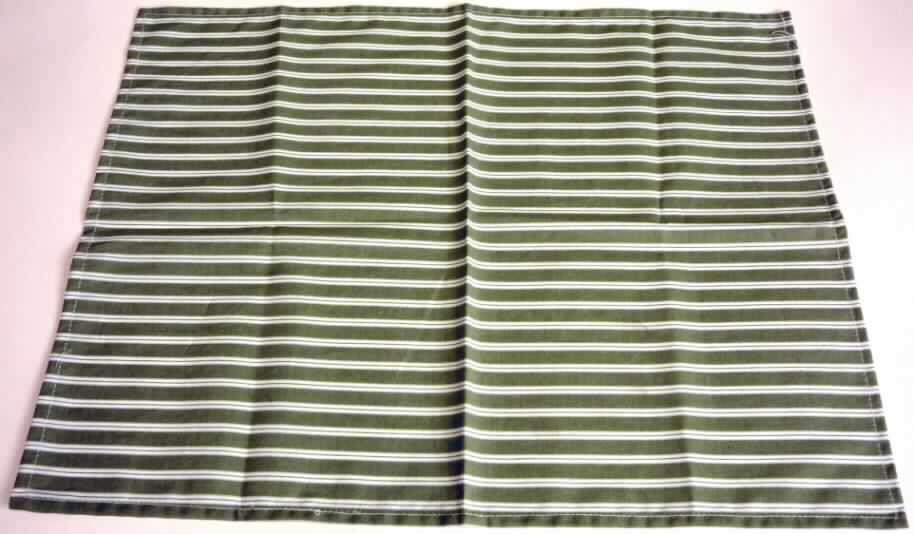 Tischwäsche (Platzdeckchen), sog. Tischset, Artikelnummer  5328700, Foto siehe Anlage,
- aus 0,3 mm dicken, buntgewebten Geweben aus laut Antrag Baumwolle,
- rechteckig, in den Abmessungen: ca. 44 cm x 34 cm,
- durch Umschlagen und Festnähen gesäumt (damit konfektioniert),
- kennzeichnet sich nach der Art des Gewebes und dem Verwendungszweck (Platzdeckchen,
  das anstelle einer Tischdecke oder zum Schutz der Tischdecke verwendet wird) als 
  Tischwäsche, die üblicherweise gewaschen wird; somit keine Ware zur Innenausstattung 
  der Position 6304.

"Tischwäsche, aus Geweben, aus Baumwolle, nicht nach dem Batik-Verfahren handbedruckt"