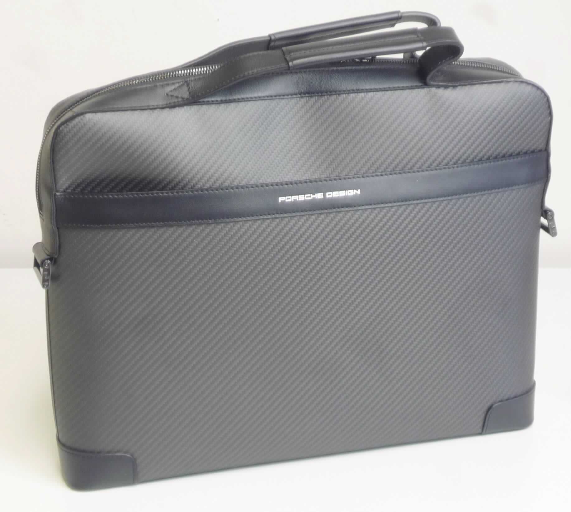 Aktentasche, sog. Carbon BriefBag SHZ, Artikel 4090002598, Foto siehe Anlage,
- laut Untersuchungsergebnis mit einer flächenmäßig überwiegenden (charakterbestimmenden) Außenseite aus
  schwarzen Geweben aus Kohlenstofffasern, die auf der Außenseite mit einer matten Kunststofffolie überzogen
  sind; das Überziehen mit der Kunststofffolie ist jedoch mit dem bloßem Auge nicht wahrnehmbar,
- - an beiden Längsseiten mit einem Längstreifen, sowie am Boden und an der Oberseite mit einer Außenseite 
    aus Leder,
- mit zwei Handgriffen und einem abnehmbaren, längenverstellbaren Schultertragegurt,
- auf einer Längsseite mit einem Vorfach mit Reißverschluss; mit zwei offenen Einsteckfächern ausgestattet,
- mit einem Hauptfach,
- - mit einem entlang des oberen Rands verlaufenden Reißverschluss,
- - auf einer Seite mit einem Trennsteg mit einem Vorfach und einer Druckknopflasche, auf der anderen Seite
    mit sechs offenen Einsteckfächern ausgestattet,
- in den Abmessungen: ca. 49 cm (Breite) x 30 cm (Höhe) x 7 cm (Tiefe),
- ohne Hinweise auf Handarbeit.

"Aktentasche, andere als in den Unterpositionen 4202 1110 bis 4202 1910 genannte, nicht handgearbeitet"