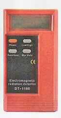 Sog. Elektrosmogmessgerät, im Wesentlichen bestehend aus einem Gehäuse (132 x 69 x 29 mm) mit einem LC-Display, einer Messelektronik, einem Batteriefach und vier Bedienelementen (Drucktastknöpfe). Das Gerät dient der Messung von Parametern von nieder- und hochfrequenten elektromagnetischen Feldern. Diese Parameter sind die elektrische Feldstärke in V/m und die Leistungsdichte in µW/cm². Das Gerät arbeitet in einem Frequenzbereich von
5 Hz - 400 kHz (NF) und 30 - 2000 MHz (HF).
Die Warenzusammenstellung wird als "elektronisches Gerät zum Messen elektrischer Größen (Feldstärke, Leistungsdichte), nicht von den Unterpositionen (HS) 9030 10 bis 9030 84 erfasst, nicht für zivile Luftfahrzeuge bestimmt" erfasst.