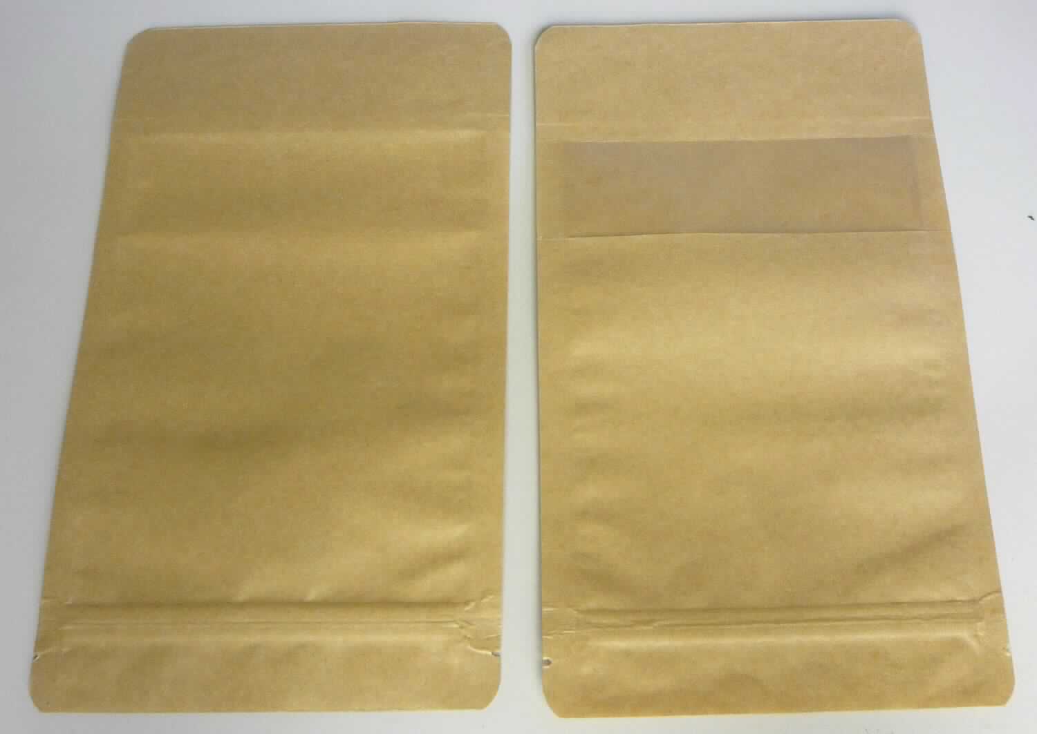 Es handelt sich um einen etwa 22,5 x 13 cm großen Standbodenbeutel, bestehend aus einem etwa 120 µm dicken dreilagigen Verbunderzeugnis mit einer Außenlage aus Kraftpapier, einer Mittellage aus einer Folie (Dicke: 12 µm) aus Polyethylenterephthalat und einer Innenlage aus einer Folie (Dicke: 40 µm) aus Polypropylen (beides Kunststoffe im Sinne der Anmerkung 1 zu Kapitel 39). 

Das an drei Seiten verschweißte Erzeugnis ist einseitig mit einen transparenten Sichtfenster und an der Oberseite mit einem Druckverschluss mit Einreißhilfe versehen. Die Ware dient als Transport- oder Verpackungsmittel für Lebensmittel und ist für eine längere Verwendung nicht vorgesehen. Im Hinblick auf den Umfang (Fläche) und die hygienische Verpackung von Lebensmitteln bestimmen die Kunststofffolien den Charakter der Ware.

Derartige Erzeugnisse werden zolltariflich als "Transport- oder Verpackungsmittel aus Kunststoffen, Beutel aus anderen Kunststoffen als in den Codenummern 3923 2100 00 0 bis 3923 2910 00 0 genannt" eingereiht.