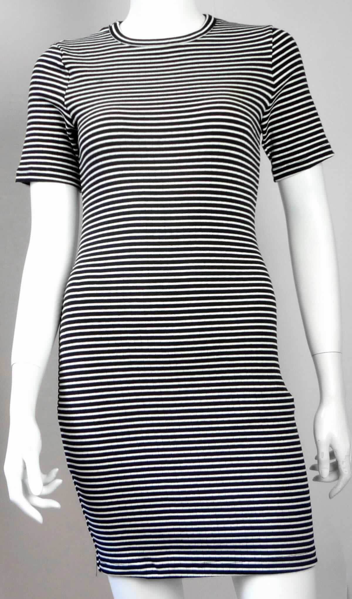 Kleid, sog. Strick Minikleid für Frauen, Art. RSAVR3302, Größe S, Foto siehe Anlage,
- aus ca. 1 mm dicken, buntgewirkten Gewirken aus laut Antrag 95 % Baumwolle und 5 % Elasthan (synthetische
  Chemiefasern),
- bis etwa zum halben Oberschenkel reichend (Rückenlänge: ca. 85 cm),
- mit einem runden Ausschnitt,
- ohne Öffnung und ohne Verschluss,
- mit kurzen Ärmeln,
- am unteren Rand durch Umschlagen und Festnähen gesäumt,
- kann ohne ein weiteres, den Unterkörper bedeckendes Kleidungsstück getragen werden. 

"Kleid, aus Gewirken, für Frauen, aus Baumwolle"
