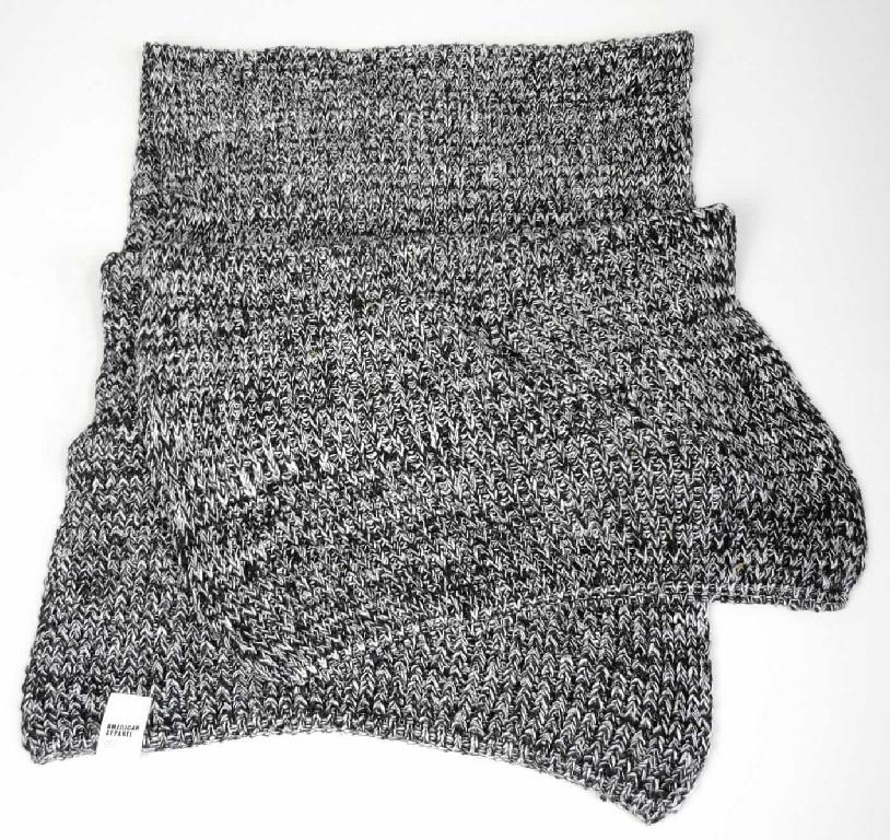 Schal, sog. Poly Strickschal für Frauen, Art. RSAKWSFF, in Erwachsenengröße, Foto siehe Anlage,
- rechteckig, in den Abmessungen (L x B): ca. 165 cm x 40 cm,
- aus ca. 4 mm dicken, buntgestrickten Gestricken aus laut Antrag 90 % Polyester (synthetische Chemiefasern) 
  und 10 % Baumwolle,
- als Einzelstück abgepasst gestrickt (somit konfektioniert).

"Anderes konfektioniertes Bekleidungszubehör (Schal), aus Gestricken"