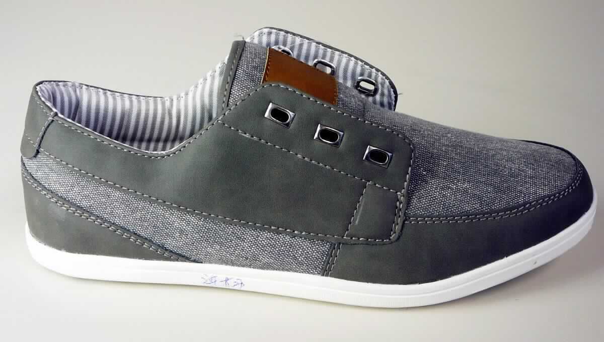 Freizeitschuhe (lt. Antrag: "Herren Sneaker, 274673-A", Foto siehe Anlage)
- mit Laufsohlen aus (lt. Antrag) Kautschuk,
- mit Oberteil (geschlossenes Blatt) aus Kunststoff (Spinnstoff mit einer mit bloßem Auge wahrnehmbaren  
  Außenschicht aus Kunststoff; den größten Teil der Außenfläche bildend) und Spinnstoff,
- mit kurzem Schnürsenkelverschluss
- nicht den Knöchel bedeckend, 
- ohne Metallschutz in der Vorderkappe, 
- mit einer Länge der Innensohle von mehr als 24 cm,
- für Männer (u. a. weiter Schnitt)

"Schuhe mit Laufsohlen aus Kautschuk und Oberteil aus Kunststoff, andere als in der 
 Position 6401 und in den UPos. 6402 1210 bis 6402 9991 genannt, für Männer"