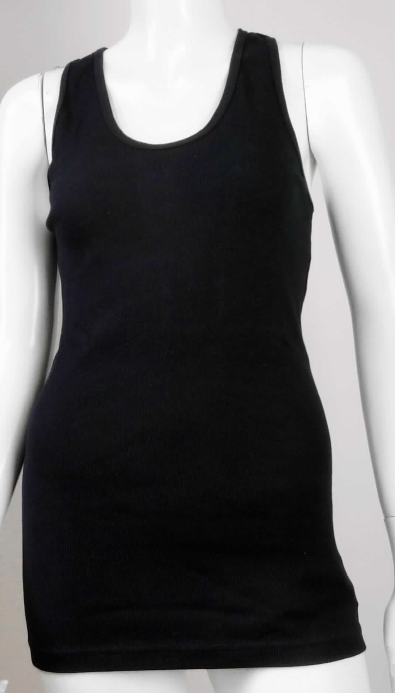 Klassisches Unterhemd, sog. einfaches Strick Trägertop <2in. für Frauen, Art. 3329, Größe XL, Foto siehe Anlage,
- aus ca. 1 mm dicken, einfarbigen, gerippt gewirkten Gewirken aus laut Antrag 100 % Baumwolle,
- über den Schritt reichend (Rückenlänge: ca. 69 cm),
- mit einem runden Ausschnitt,
- ohne Öffnung und ohne Verschluss,
- ärmellos,
- am unteren Rand durch Umschlagen und Festnähen gesäumt.

"Unterhemd, aus Gewirken, aus Baumwolle"