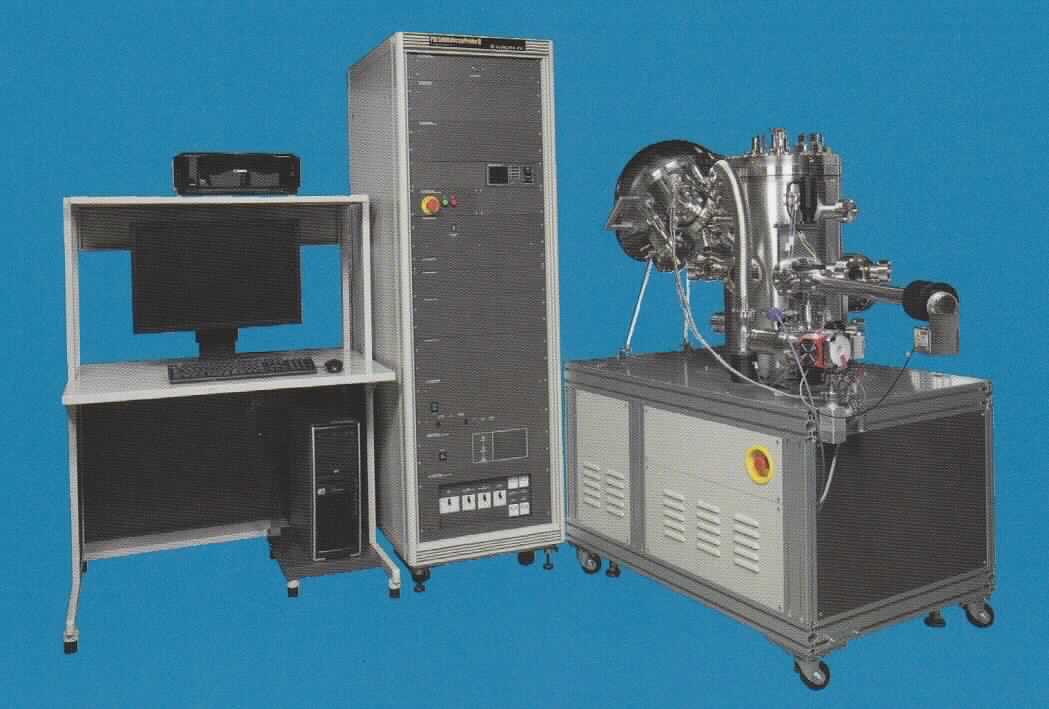 Röntgenapparat für industrielle Zwecke, so genanntes  Scanning XPS Microprobe, im Wesentlichen bestehend aus einem Geräteschrank (äußere Form: siehe Abbildung in der Anlage), u.a. mit Vakuumsystem, monochromatisierter Röntgenquelle, Ionenkanone, hemisphärischem Analysator und Elektronik-Einschüben zur Steuerung vorgenannter Geräte sowie Computer, Monitor und Drucker für die Darstellung und Ausgabe der Messwerte. Die Geräte sind durch Kabel verbunden und bilden eine funktionelle Einheit.
Durch Bestrahlung einer Probe mit fokussiertem Röntgenstrahl werden sog. Photoelektronen freigesetzt, deren Energie und Intensität spektral gemessen wird. Auf diese Weise kann die qualitative und quantitative chemische Zusammensetzung von Probenoberflächen (z.B. von Katalysatoren, Isolatoren, Kunststoffen) bestimmt werden.
Die Ware wird als "Röntgenapparat, anderer als Unterposition (TARIC) 9022 1200 00 bis 9022 1900 10" eingereiht.