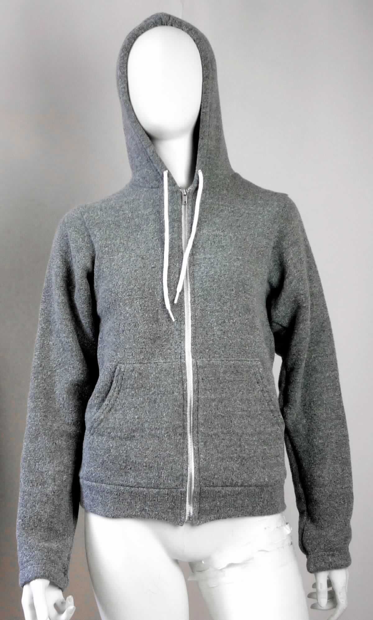 Blouson, sog. Kapuzenpulli für Frauen, Art. RSANF400, Größe XS, Foto siehe Anlage,
- aus ca. 2,2 mm dicken, buntgewirkten, einseitig (Innenseite) gerauten Gewirken (melierte Garne) aus laut Antrag 
  65 % Polyester (synthetische Chemiefasern) und 35 % Baumwolle,
- über die Taille reichend (Rückenlänge: ca. 59 cm),
- mit einer Kapuze mit Kordelzug,
- vorn mit einer durchgehenden Öffnung mit Reißverschluss,
- ohne Hinweise auf den Trägerkreis (unisex),
- mit langen Ärmeln, die über den unteren Rand des Kleidungsstücks hinausreichen,
- mit zwei aufgesetzten Taschen (sog. Kängurutaschen) unterhalb der Taille,
- am unteren Rand mit einem angesetzten, verengenden Bund,
- erfüllt die Merkmale zur Einreihung als Blouson, somit keine Ware der Position 6110.

"Blouson, aus Gewirken, für Frauen, aus Chemiefasern"