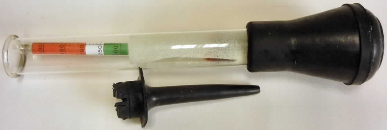 Der sog. Batterie-Säureprüfer, Art.-Nr. 18.020, besteht im Wesentlichen aus einem ca. 170 mm langen, durchsichtigen Rohr aus Glas mit einem Durchmesser von ca. 16 mm, in dem schwimmend ein speziell geformtes, ca. 120 mm langes, mit Messskala und Bleikügelchen bestücktes Glasröhrchen (Schwimmer) lagert, mit aufsteckbarem Blasebalg und Pipettenspitze aus Gummi in Verpackung für den Einzelverkauf (äußere Form siehe Abbildung).
Mit dem Gerät wird der Ladezustand der Batterie überprüft. Dafür wird die Pipette in die Batterieflüssigkeit gesteckt und mit dem Blasebalg die Flüssigkeit in das Rohr gesaugt, bis der Schwimmer frei schwimmt. Auf der Skala lässt sich dann der Ladezustand der Batteriezelle ablesen.

Die Ware wird als "Dichtemesser, keine Ware der UPos. (TARIC) 9025 1120 00 bis 9025 8080 10" eingereiht.