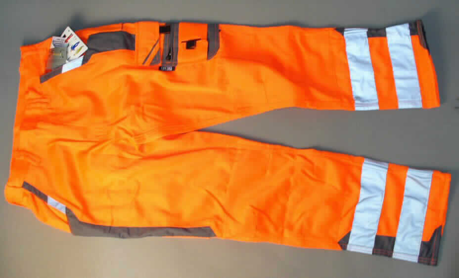 Lange Hose, sog. Warnschutz-Bundhose, Art. WABH-, Größe 50, Foto siehe Anlage,
- aus ca. 0,7 mm dicken, strapazierfähigen, einfarbigen Geweben aus lt. Antrag 80 % Polyester (synthetische 
  Chemiefasern) und 20 % Baumwolle, 
- in der Taille abschließend mit einem angesetzten, teilweise elastischen Bund mit Gürtelschlaufen, 
- vorn mit einer Öffnung mit Reißverschluss und Patte von links über rechts (Männerkleidung), die im Bund mit 
  einem Druckknopf geschlossen wird,
- mit Seiten- und Beintaschen sowie mit zwei aufgesetzten Gesäßtaschen, teilweise mit Patte und Klett- oder 
  mit Reißverschluss,  
- im Bereich der Knie doppelt gearbeitet,
- mit köchellangen Hosenbeinen, mit aufgenähten reflektierenden Streifen; an den Beinabschlüssen durch 
  Umschlagen und Festnähen gesäumt,
- aufgrund des allgemeinen Aussehens (einfacher, zweckbestimmter Schnitt), des strapazierfähigen Materials und
  der Ausstattung erkennbar dazu bestimmt, ausschließlich oder hauptsächlich zum Schutz anderer 
  Kleidungsstücke und/oder Personen bei der Ausübung einer Gewerbe-, Berufs- oder Haushaltstätigkeit getragen 
  zu werden.

"Lange Hose aus Geweben, für Männer, aus synthetischen Chemiefasern, Arbeits- und Berufskleidung"