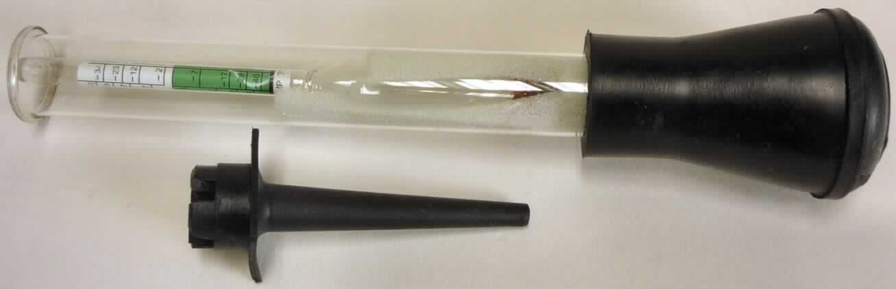 Der sog. Frostschutz-Prüfer besteht im Wesentlichen aus einem ca. 170 mm langen, durchsichtigen Rohr aus Glas mit einem Durchmesser von ca. 16 mm, in dem schwimmend ein speziell geformtes, ca. 120 mm langes, mit Messskala und Bleikügelchen bestücktes Glasröhrchen (Schwimmer) lagert, mit aufsteckbarem Blasebalg und Pipettenspitze aus Gummi in Verpackung für den Einzelverkauf (äußere Form siehe Abbildung).
Mit dem Gerät wird die Frostschutz-Temperatur der Kühlflüssigkeit in Kfz-Motoren abgelesen. Dazu wird die Pipettenspitze in die Kühlflüssigkeit getaucht und mit dem Blasebalg soviel Kühlflüssigkeit in das Rohr gesaugt, bis der Schwimmer frei schwimmt. Anhand der Skala lässt sich dann die Temperatur ablesen, bis zu der die Kühlflüssigkeit bei  frostigen Außentemperaturen vor dem Einfrieren geschützt ist.

Die Ware wird als "Dichtemesser, anderer als in UPos. (TARIC) 9025 1120 00 bis 9025 8080 10 genannt" eingereiht.