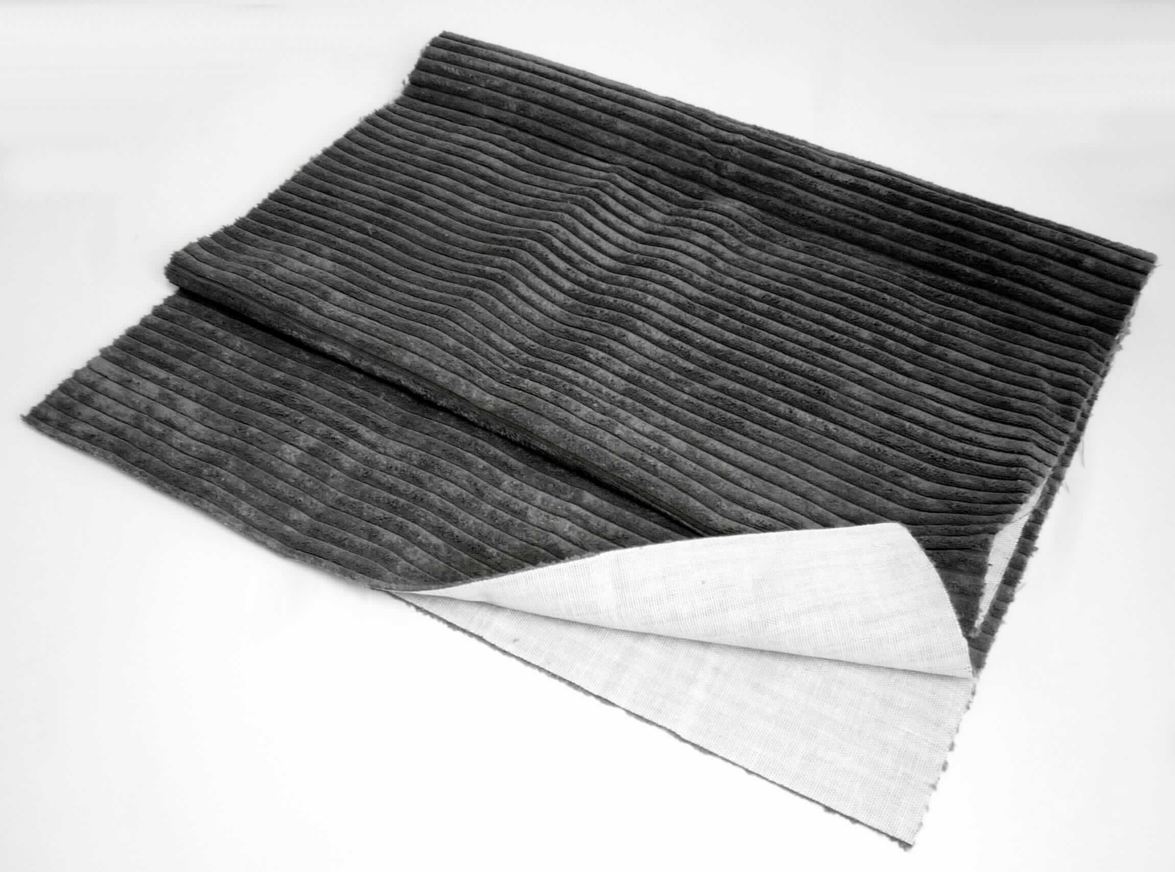 Textillaminat, Foto siehe Anlage,
- laut Antrag als Meterware, mit einer Breite von mehr als 30 cm,
- laut Untersuchungsergebnis:
-- aus zwei mit ihrer ganzen Fläche aufeinander liegenden und so miteinander durch Kleben verbundenen Lagen:
--- mit einer Oberlage (Schauseite) aus aufgeschnittenem Samtgewebe (Rippenschusssamt; u. a. deshalb keine 
     Ware der Unterposition 5801 33) aus synthetischen Chemiefasern,
--- mit einer Unterlage aus einem einfarbigen Gewebe aus synthetischen Chemiefasern,
- das die Schauseite bildende Samtgewebe verleiht der Ware insbesondere im Hinblick auf die Verwendung als
  Möbelbezugsstoff ihren wesentlichen Charakter.

"Samt, gewebt, keine Ware der Position 5802 oder 5806, aus Chemiefasern, Rippenschusssamt, aufgeschnitten"