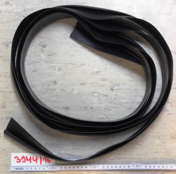 Angaben des Antragstellers:
Teppichabschlussleiste aus Polyvinylchlorid

Feststellungen an einem Warenmuster:
Schwarzes, biegsames Kunststoffprofil als Meterware.

Befund:
Es liegt ein Kunststoffprofil im Sinne der Unterposition (HS) 3916 20 vor.