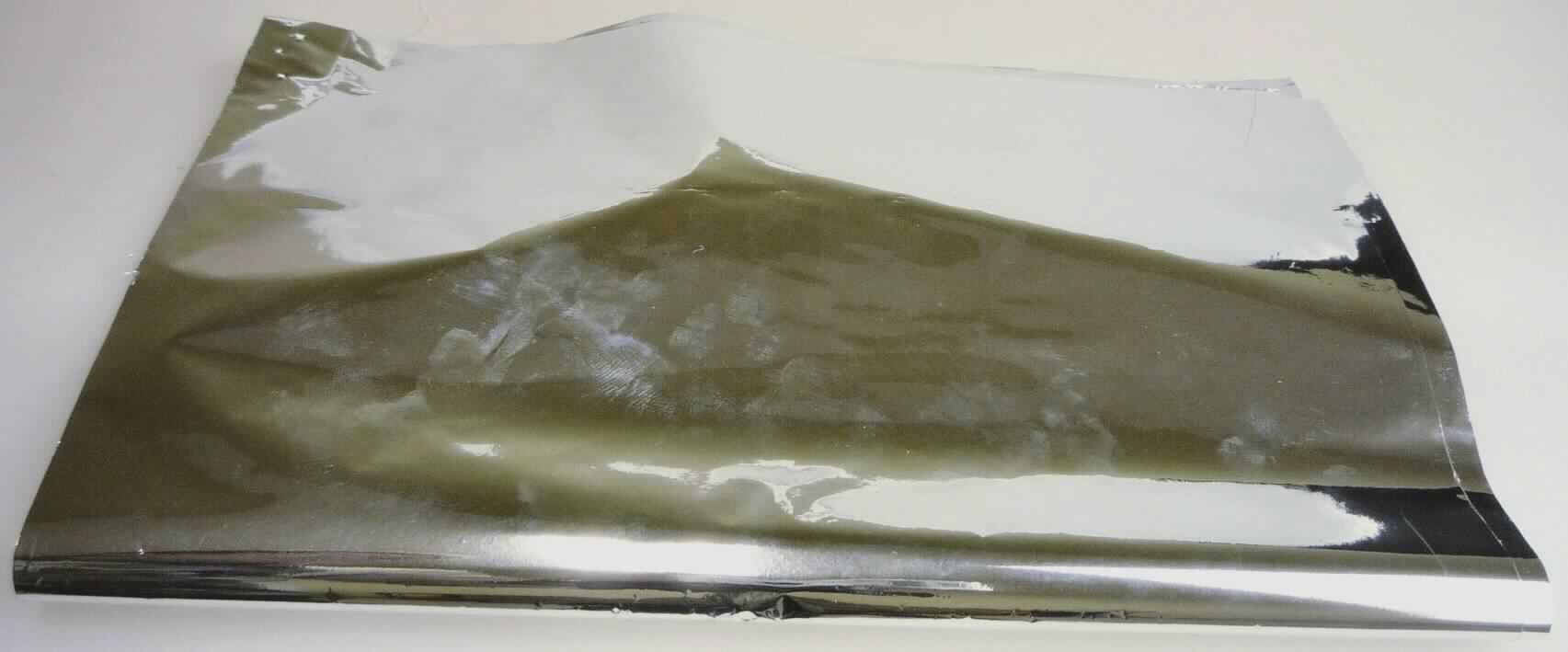 Angaben des Antragstellers:
VACOPET - MCA
Polyethylenterephthalatfolie (Dicke: 12 µm) mit aufgedampfter Aluminiumschicht (0,03 µm).
Ursprungsland: Indien
Rollenware

Untersuchungsergebnisse an einem Warenmuster für die Erteilung der verbindlichen Zolltarifauskunft DE 21135/12-1:
Rechteckige Abschnitte einer silberglänzenden Kunststofffolie aus Polyethylenterephthalat (Dicke (mit und ohne Metallschicht): ca. 12 µm).

Befund:
Es liegt eine Polyethylenterephthalatfolie im Sinne der Position 3920 vor.
Zum spezifischen Oberflächenwiderstand der Folie liegt eine vertrauliche Herstellerangabe vor.