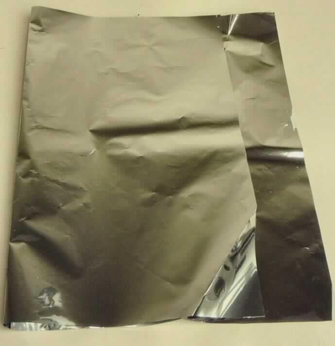 Angaben des Antragstellers:
VACOPET - MCR
Polyethylenterephthalatfolie (Dicke: 12 µm) mit aufgedampfter Aluminiumschicht (0,03 µm).
Ursprungsland: Indien
Rollenware

Untersuchungsergebnisse an einem Warenmuster für die Erteilung der verbindlichen Zolltarifauskunft DE 21132/12-1:
Rechteckige Abschnitte einer silberglänzenden Kunststofffolie aus Polyethylenterephthalat (Dicke (mit und ohne Metallschicht): ca. 13 µm).

Befund:
Es liegt eine Polyethylenterephthalatfolie im Sinne der Position 3920 vor.
Zum spezifischen Oberflächenwiderstand der Folie liegt eine vertrauliche Herstellerangabe vor.