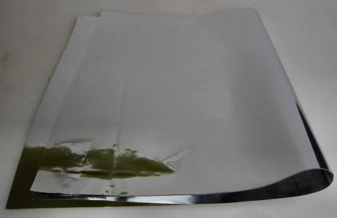 Angaben des Antragstellers:
VACOPET - MPT
Polyethylenterephthalatfolie (Dicke: 12 µm) mit aufgedampfter Aluminiumschicht (0,03 µm).
Ursprungsland: Indien
Rollenware

Untersuchungsergebnisse an einem Warenmuster für die Erteilung der verbindlichen Zolltarifauskunft DE 21133/12-1:
Rechteckige Abschnitte einer silberglänzenden Kunststofffolie aus Polyethylenterephthalat (Dicke (mit und ohne Metallschicht): ca. 12 µm).

Befund:
Es liegt eine Polyethylenterephthalatfolie im Sinne der Position 3920 vor.
Zum spezifischen Oberflächenwiderstand der Folie liegt eine vertrauliche Herstellerangabe vor.