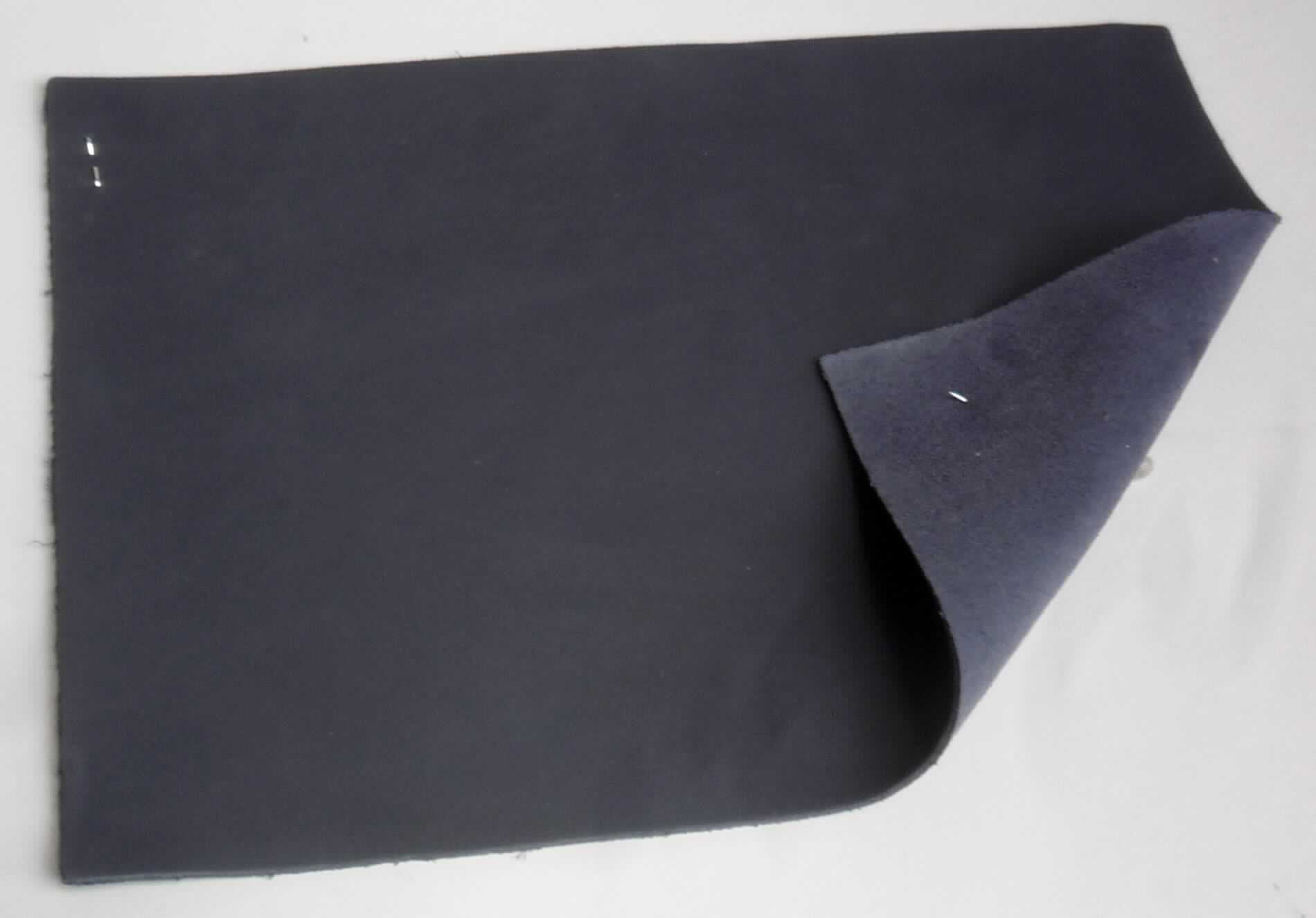 Leder, sog. Narbenspalt vom Rind, Abbildung siehe Anlage, 
- die Einreihung erfolgt anhand eines vorgelegten Abschnitts von ca. 21 x 15 cm und den Antragsangaben, 
- laut Antrag: 
- - Narbenspalt vom Rind, 
- - in Form von Hälften (Fellgröße: 1,39 bis 5,51 qm), 
- - mit einer Dicke (Fellstärke) von 1,0 bis 1,2 mm, 
- enthaart und gegerbt, 
- laut Untersuchungsergebnis zugerichtet: 
- - auf der Oberfläche pigmentiert (Kunststoffaufstrich) und gebügelt (kein Leder der Position 4114).

"Nach dem Gerben oder Trocknen zugerichtetes Leder von Rindern, enthaart, kein Leder der Position 4114,
 keine ganze Haut, Narbenspalt"