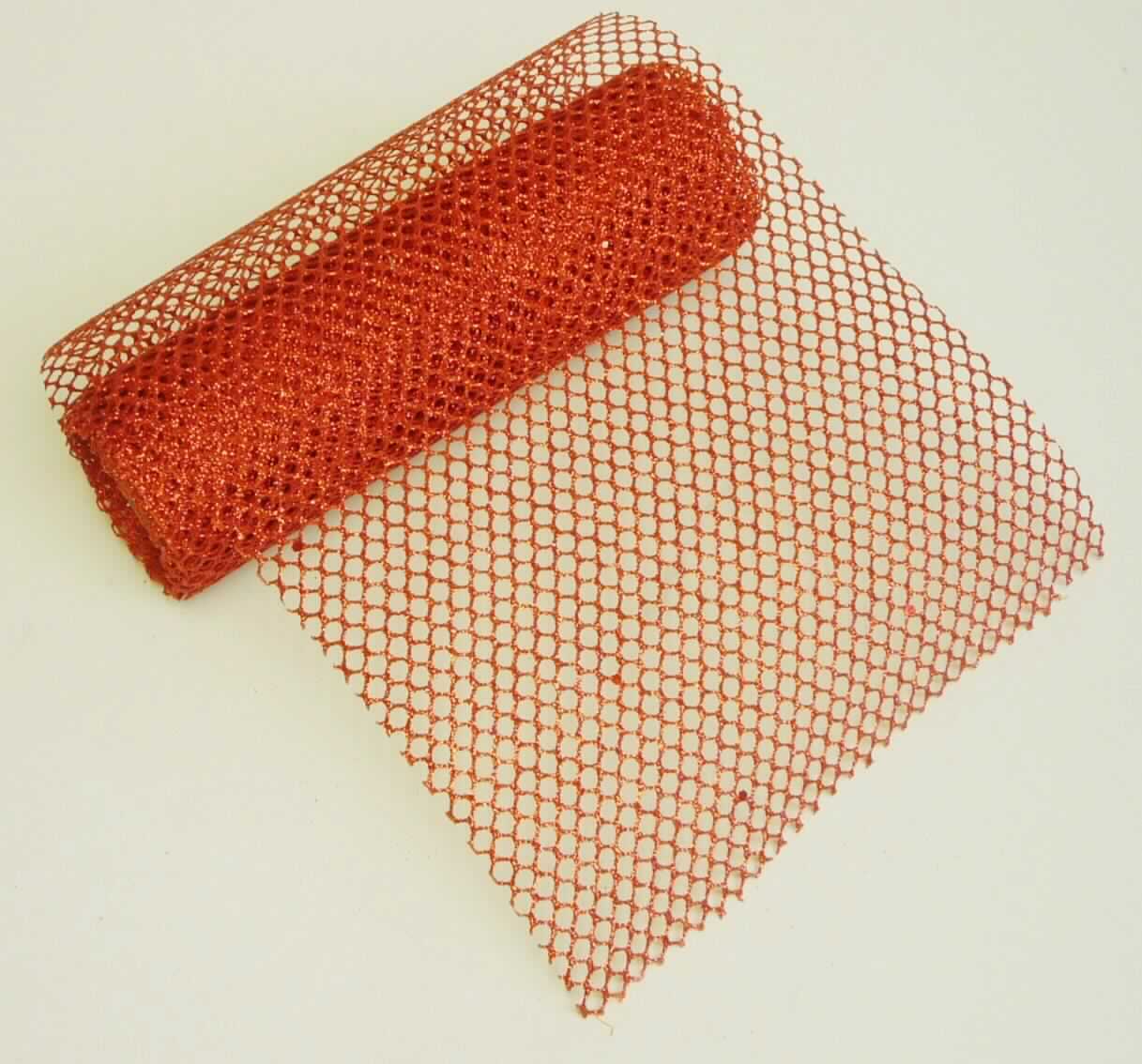 Gewebe, sog. WH Dekoband auf Rolle mit Glitter, Art. 705122, Foto siehe Anlage,
- als Meterware auf Rollen; laut Antrag mit einer Länge von 150 cm und einer Breite von 15 cm,
- aus einem netzartig durchbrochen gearbeiteten Gewirke (= Gewebe im Sinne des Kapitels 59) aus Spinnstoffen,
- auf der Schauseite auf der ganzen Oberfläche augenscheinlich mit klarsichtigem Kleber bestrichen und mit
  einer dünnen Lage aus metallisierten Kunststoff-Partikeln (keine Kügelchen) überdeckt,
- an den Schmalseiten heiß geschnitten,
- aufgrund der Beschaffenheit kein Band der Position 5806.

"Überzogenes Gewebe, anderes als in den Positionen 5901 bis 5906 genannte, ohne in Klebstoff eingebettete 
 Kügelchen"