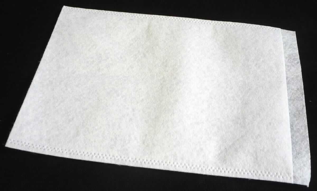 Waschhandschuh, sog. Einmalwaschhandschuh aus Nadelvlies, Foto siehe Anlage,
- in rechteckiger Form, mit den Abmessungen von ca. 16 cm x 23 cm,
- aus einem ca. 0,4 mm dicken, einfarbigen Vliesstoff aus laut Antrag 100 % Polyester (synthetische Chemiefasern), 
- an einer Schmalseite umgeschlagen und durch Heißversiegeln an den beiden Längsseiten zu einem 
  Waschhandschuh zusammengefügt (somit konfektioniert),
- wird z. B. in Krankenhäusern oder Altenheimen zur Körperpflege verwendet.

"Wäsche zur Körperpflege, aus Spinnstoffen, aus Chemiefasern, aus Vliesstoff"