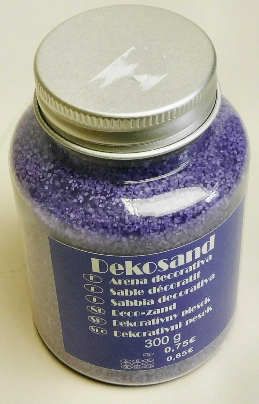 Angaben: Warenbezeichnung: Deko-Sand aus Dolomit, gefärbt, diverse Farben; 
Herstellung: Dolomit-Gestein wird gebrochen, gesiebt, gewaschen, getrocknet und anschließend eingefärbt

Feststellungen: Äußere Beschaffenheit des vorgelegten Warenmusters: violettes, feinkörniges Granulat in einem durchsichtigen, zylinderförmigen Kunststoffgefäß mit Metallschraubverschluss

Die Angaben der Antragstellerin werden als zutreffend unterstellt.  

Befund: Danach handelt es sich zolltariflich bei dem Dekosand um eine Körnung von Naturstein, künstlich gefärbt, der Position 6802 des Zolltarifs.