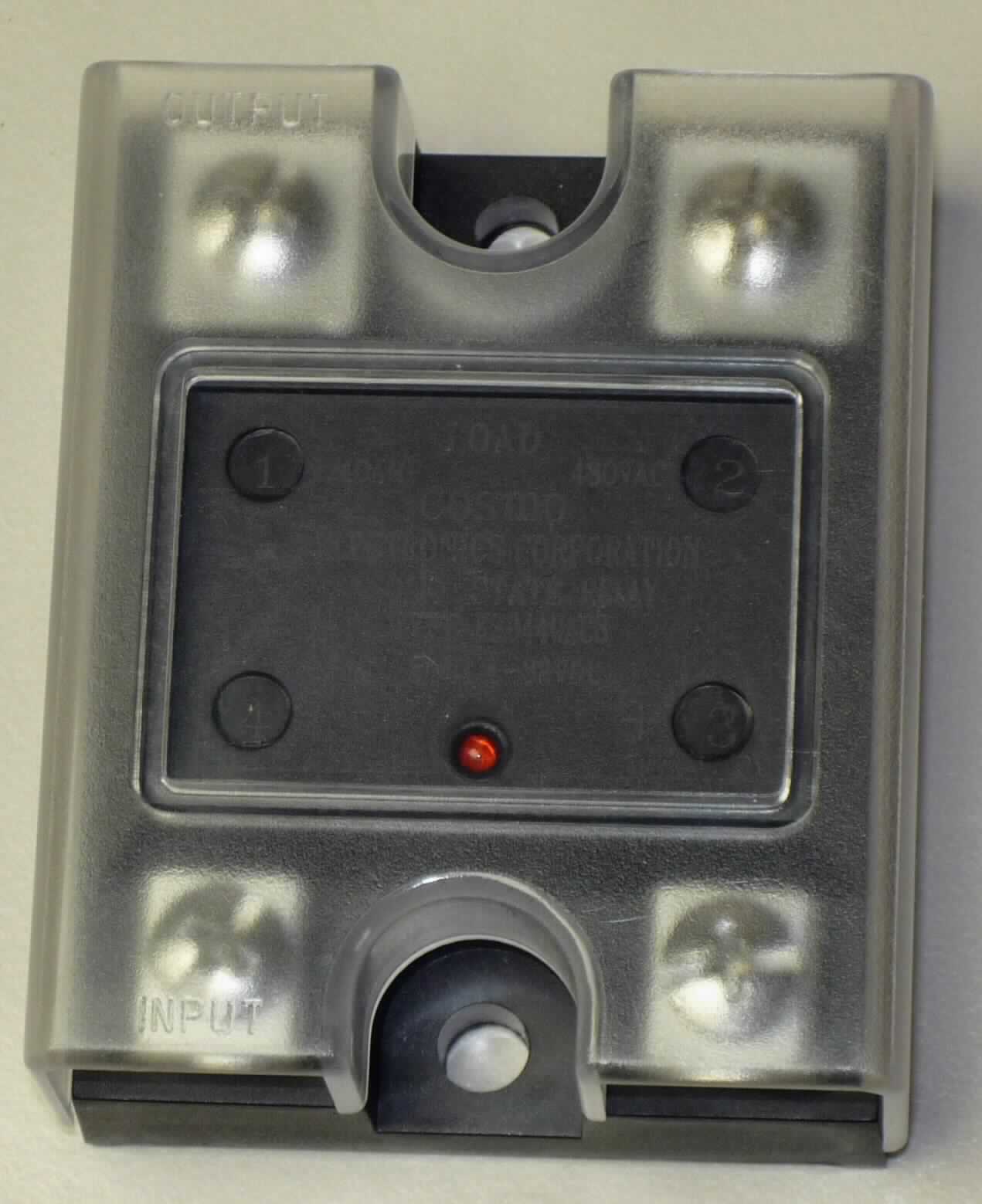 Photoelektrisches Relais, sog. SOLID STATE RELAY, Art. KSD440C8,
- aus einer IR-Leuchtdiode als Sender und einem galvanisch getrennten Empfängerschaltkreis mit einem photoempfindlichen Triac für den Lichtempfang und einem Leistungs-Triac, in einem Gehäuse mit mehreren Schraubanschlüssen und einer abnehmbaren Abdeckung,
- für eine Spannung von über 60 V,
- zum Schalten von elektrischen Geräten,
- in einer Kunststoffbox verpackt. 

Die Ware ist als "elektrisches Gerät zum Schließen und Unterbrechen von elektrischen Stromkreisen (Relais), für eine Spannung von mehr als 60 V, nicht für bestimmte Luftfahrzeuge, kein Thermorelais" einzureihen.

Anlage: 1 Abbildung