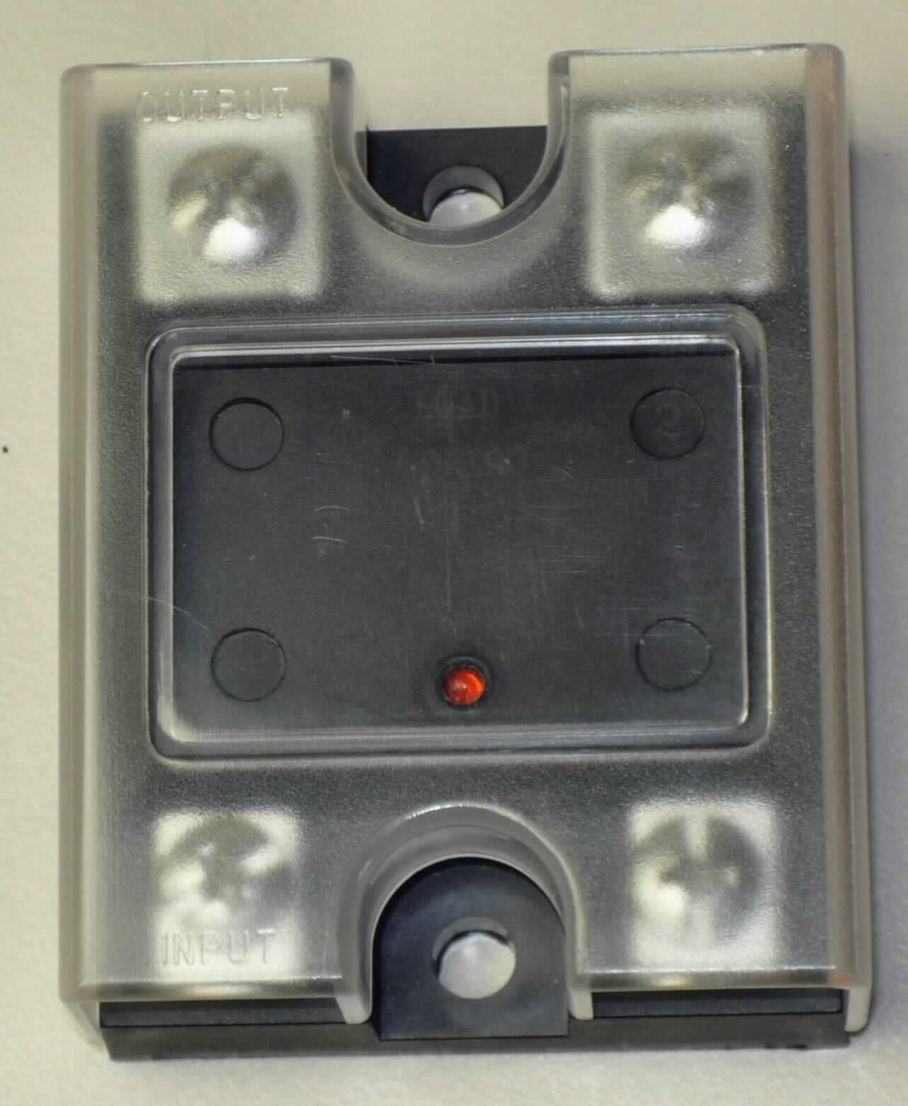 Photoelektrisches Relais, sog. SOLID STATE RELAY, Art. KSD240AC8,
- aus einer IR-Leuchtdiode als Sender und einem galvanisch getrennten Empfängerschaltkreis mit einem photoempfindlichen Triac für den Lichtempfang und einem Leistungs-Triac, in einem Gehäuse mit mehreren Schraubanschlüssen und einer abnehmbaren Abdeckung,
- für eine Spannung von über 60 V,
- zum Schalten von elektrischen Geräten,
- in einer Kunststoffbox verpackt. 

Die Ware ist als "elektrisches Gerät zum Schließen und Unterbrechen von elektrischen Stromkreisen (Relais), für eine Spannung von mehr als 60 V, nicht für bestimmte Luftfahrzeuge, kein Thermorelais" einzureihen.

Anlage: 1 Abbildung