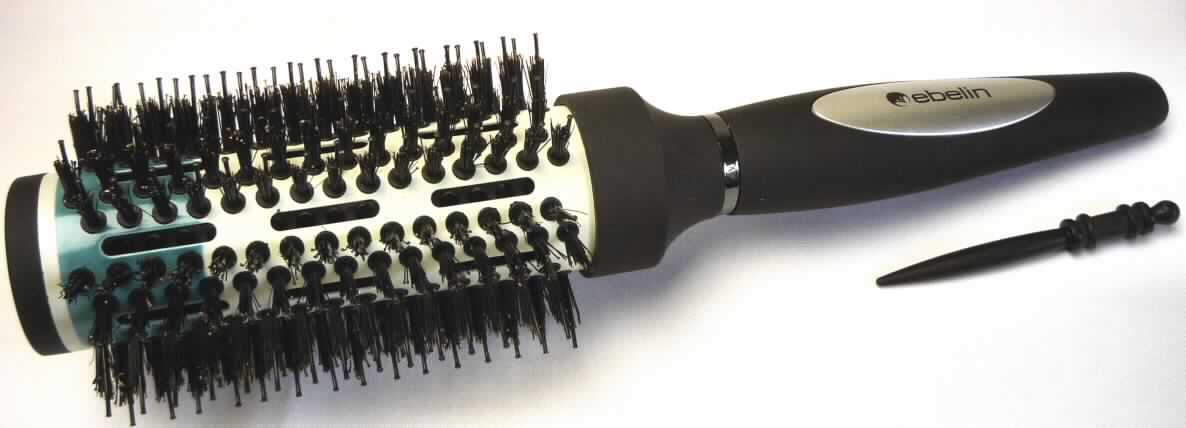 Haarbürste, sog. "Rundbürste", s. Foto, mit einem gummierten Griff aus Aluminium (lt. Astin) und einem keramikbeschichteten Bürstenkopf (Maße ca. 28 x 10 x 7 cm = L x B x D). In den Bürstenkopf sind ca. 1,5 cm lange Kunststoffstäbe und ca. 1 cm lange Borstenbüschel aus synthetischen Spinnfasern als Einzugsmaterial eingesteckt. Das Erzeugnis ist mit einem in den Griff der Bürste integrierten Kunststoffstift zusammengesetzt, der der Säuberung der Bürste dient.
Der charakterbestimmende Bestandteil der Ware ist die Haarbürste im Hinblick auf den Umfang und die Bedeutung für die Verwendung.
Die Ware ist in einem Kunsstoffschuber verpackt.

Das Erzeugnis wird als "Haarbürste" eingereiht.